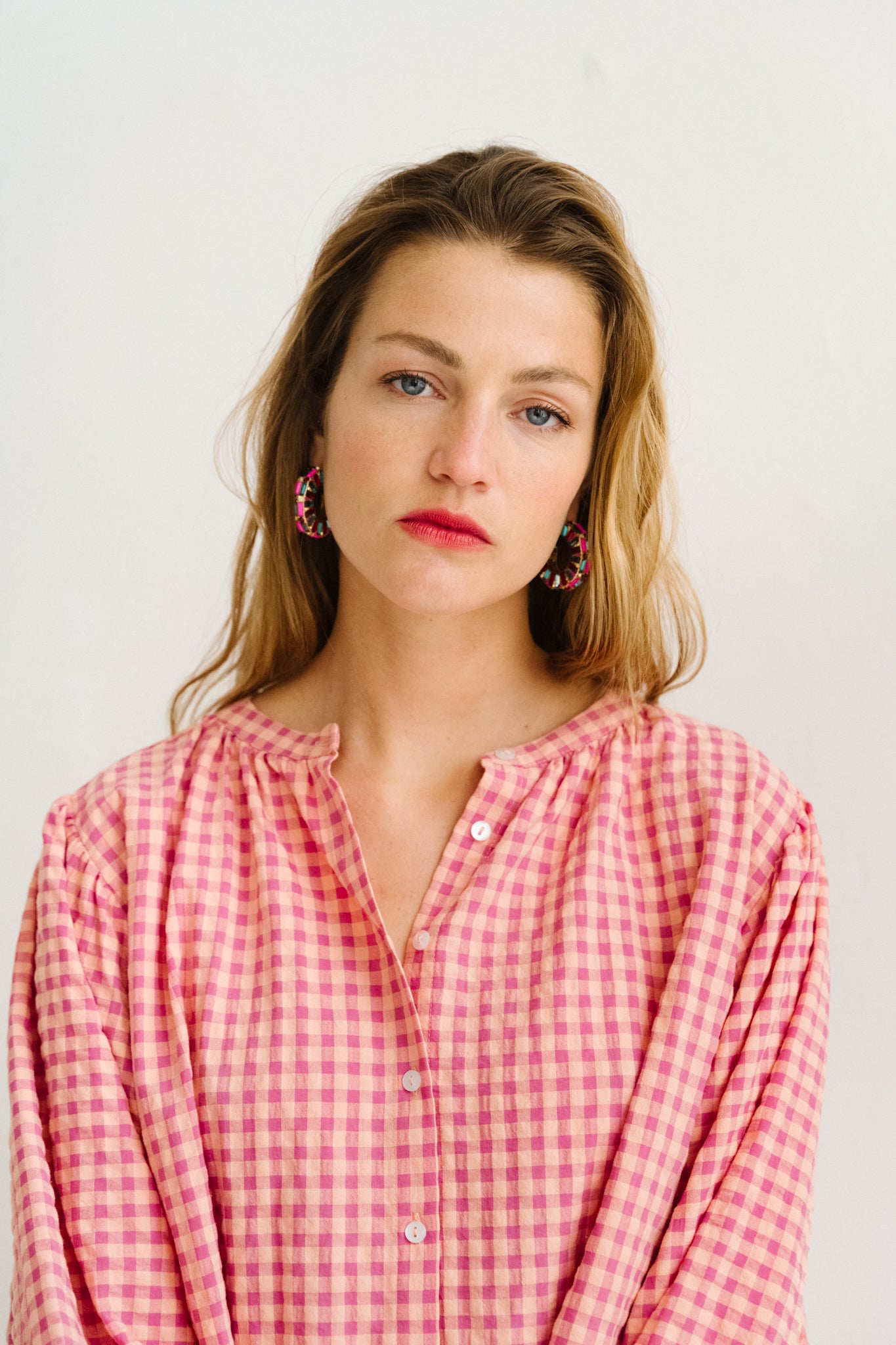 Boucles d'oreille créoles recouvertes de strass en verre Hassumption Essentiel Antwerp Lyon Bonny