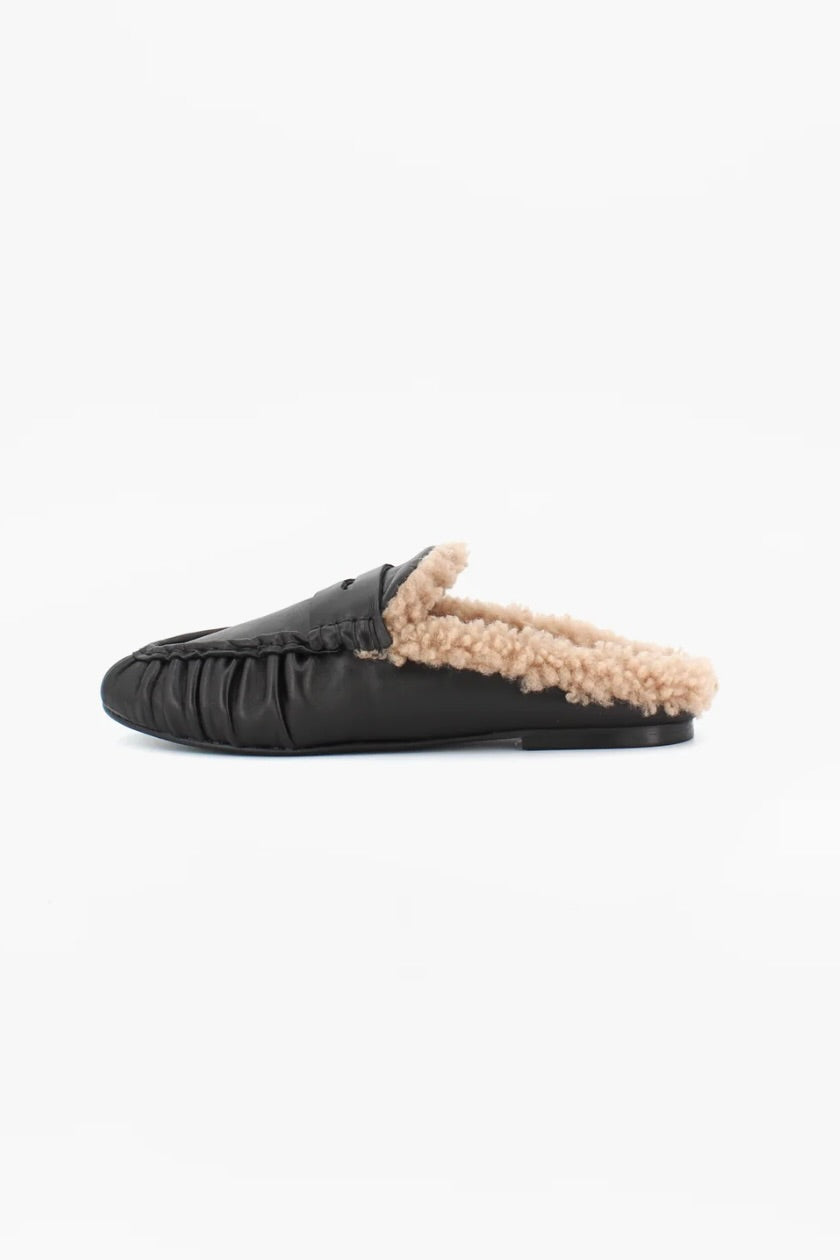 Mules en cuir noir plissé intérieur fourée sherling crème Toral Piper -- Bonny Lyon