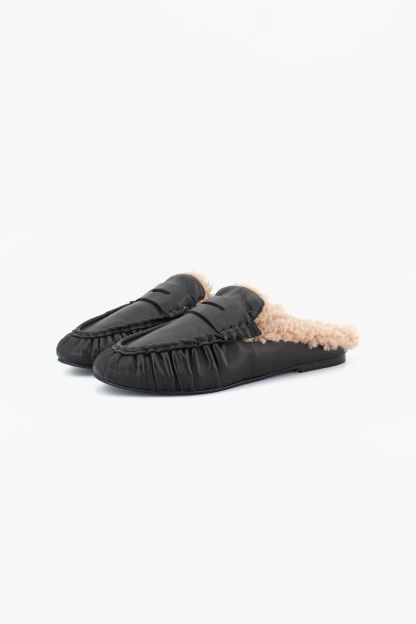 Mules en cuir noir plissé intérieur fourée sherling crème Toral Piper -- Bonny Lyon