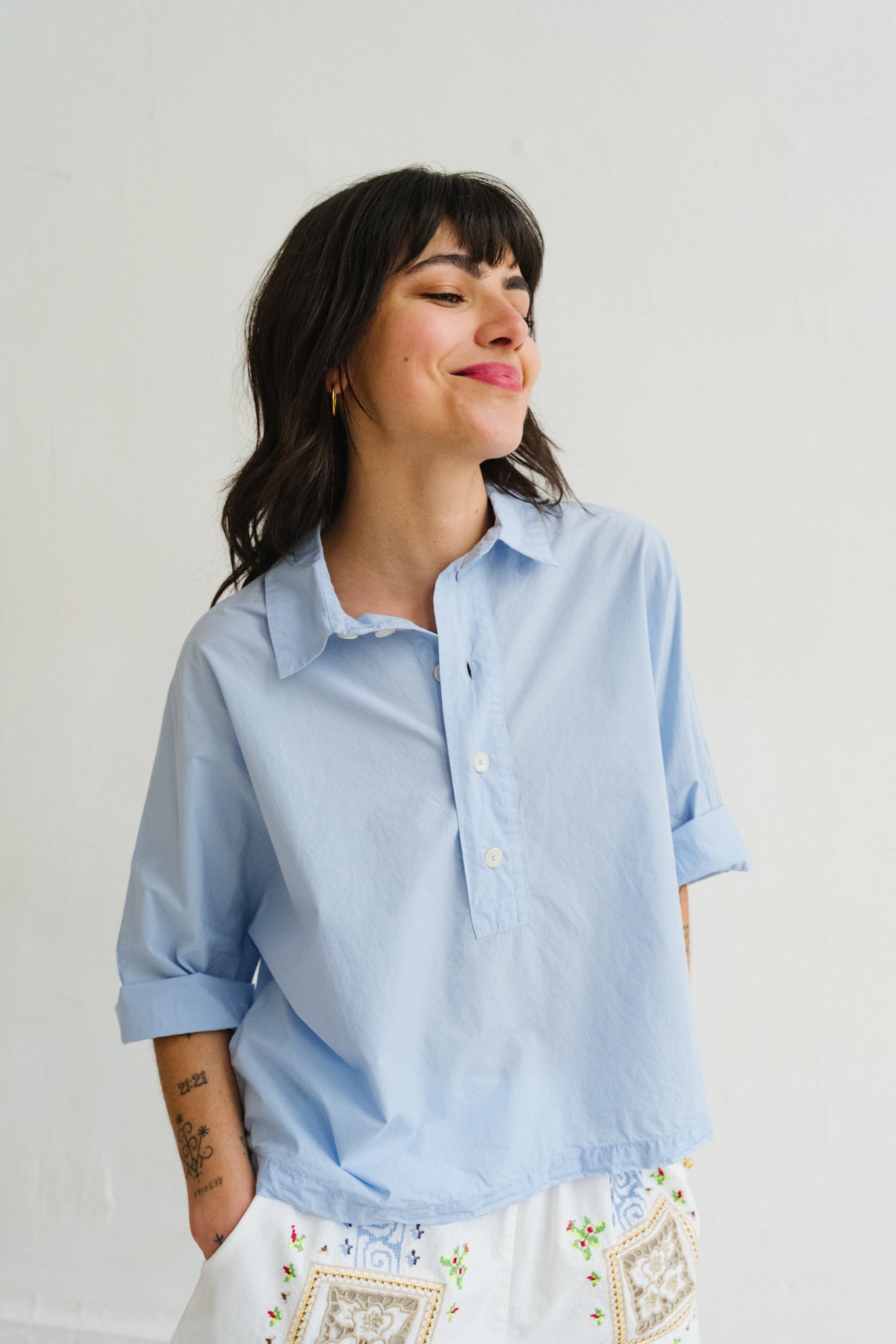 Blouse en popeline de coton, manches 3/4 patte polo style vareuse 3 coloris disponibles ciel, rose, tabac Modèle Jodie Sacré Coeur Bonny Lyon