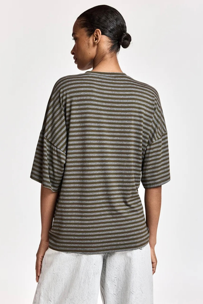 T-shirt à rayures coupe oversized avec détails de broche dorée Kriss Essentiel Antwerp -- Bonny Lyon