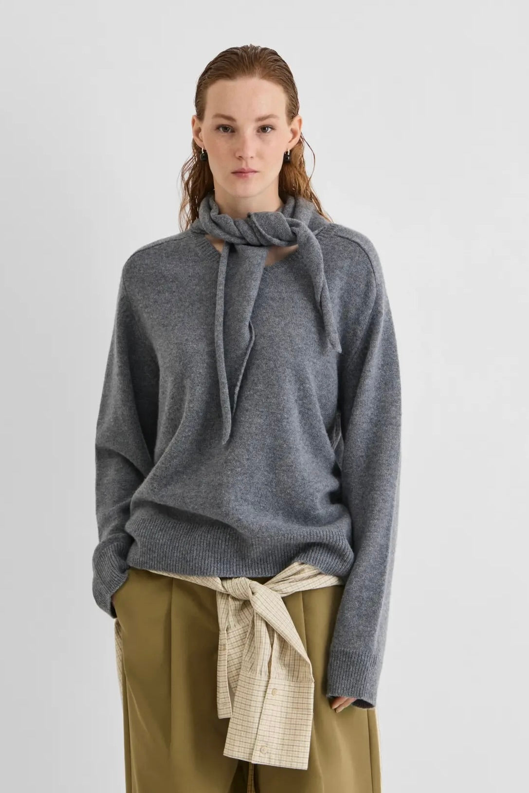 pull en laine gris col V avec écharpe intégrée coupe oversized Rouge Edit Roukate -- Bonny Lyon