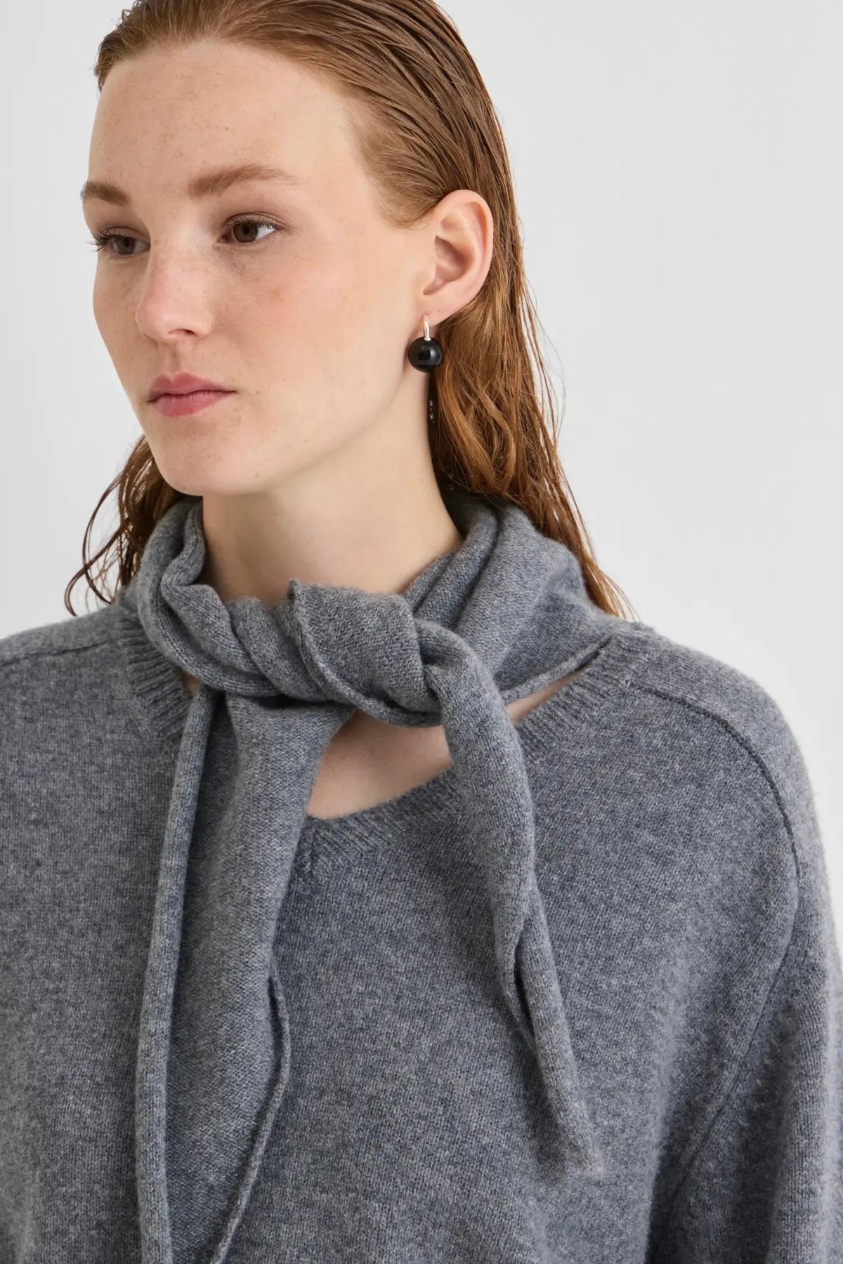 pull en laine gris col V avec écharpe intégrée coupe oversized Rouge Edit Roukate -- Bonny Lyon