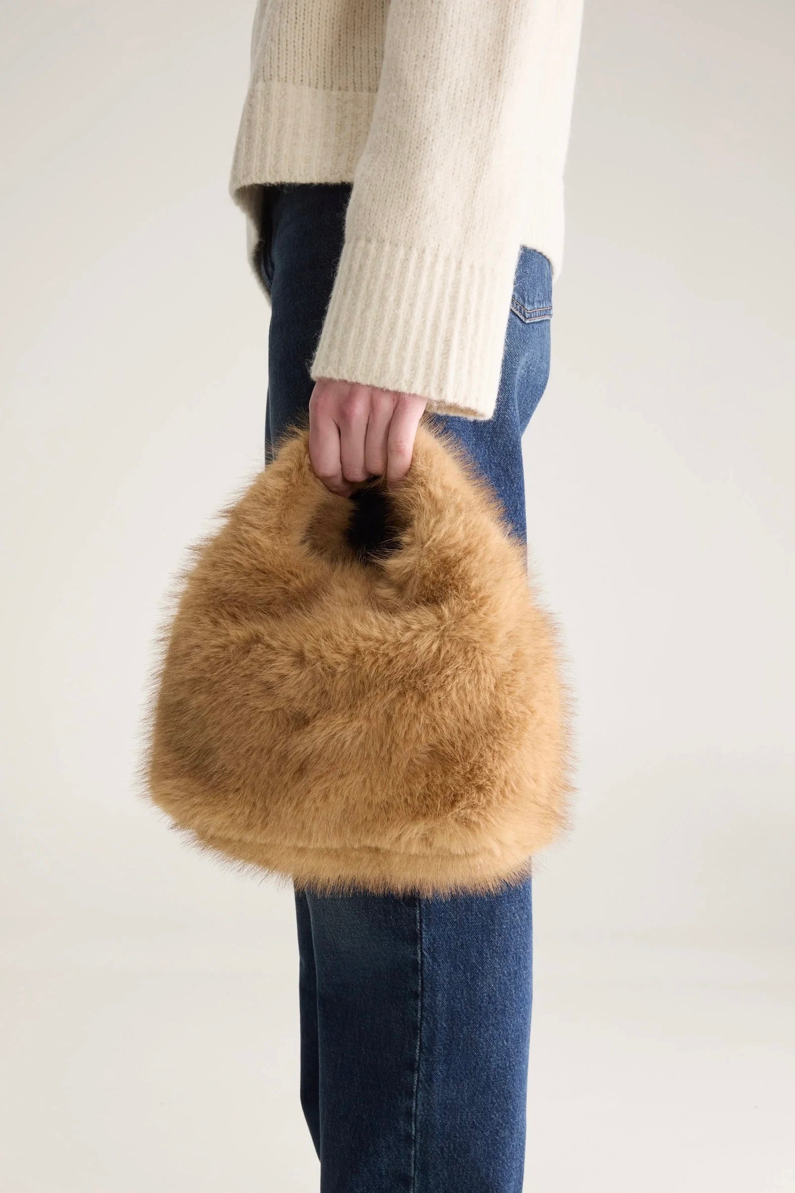 petit sac en fausse fourrure poil long camel, anse amovible et ajustable Bellerose Hochet -- Bonny Lyon