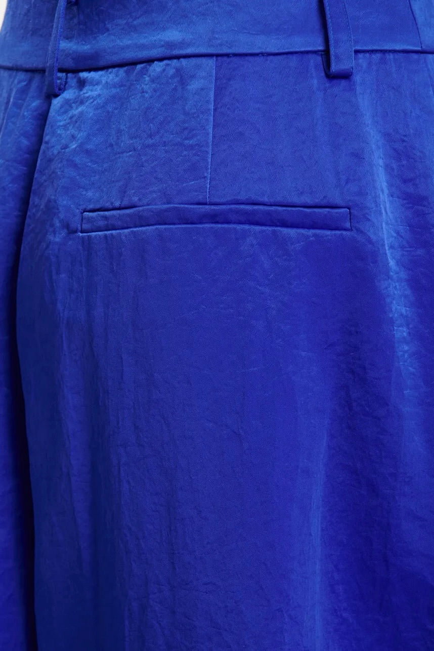 pantalon a jambes larges bleu cobalt taille haute tissu satiné Essentiel Antwerp Karmen -- Bonny Lyon