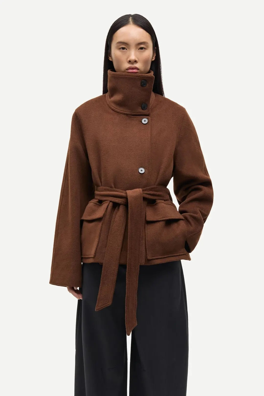 Veste courte en drap de laine marron cognac col montant ceinture Veste Sagia Sasmøe -- Bonny Lyon