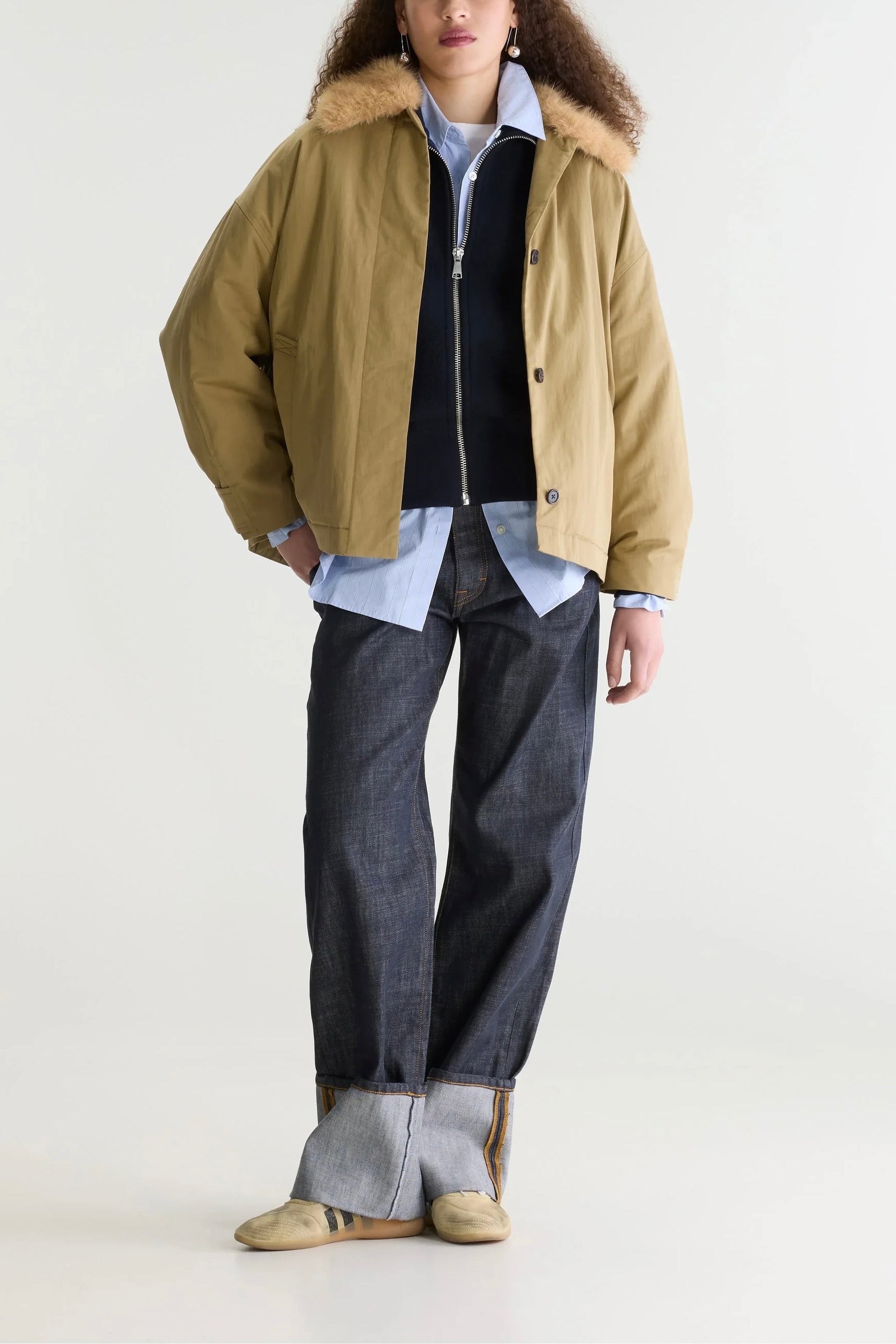 Veste courte coupe boxy coloris camel/kaki col en fausse fourrure amovible entièrement doublée de fausse fourrure Bellerose Hilma -- Bonny Lyon
