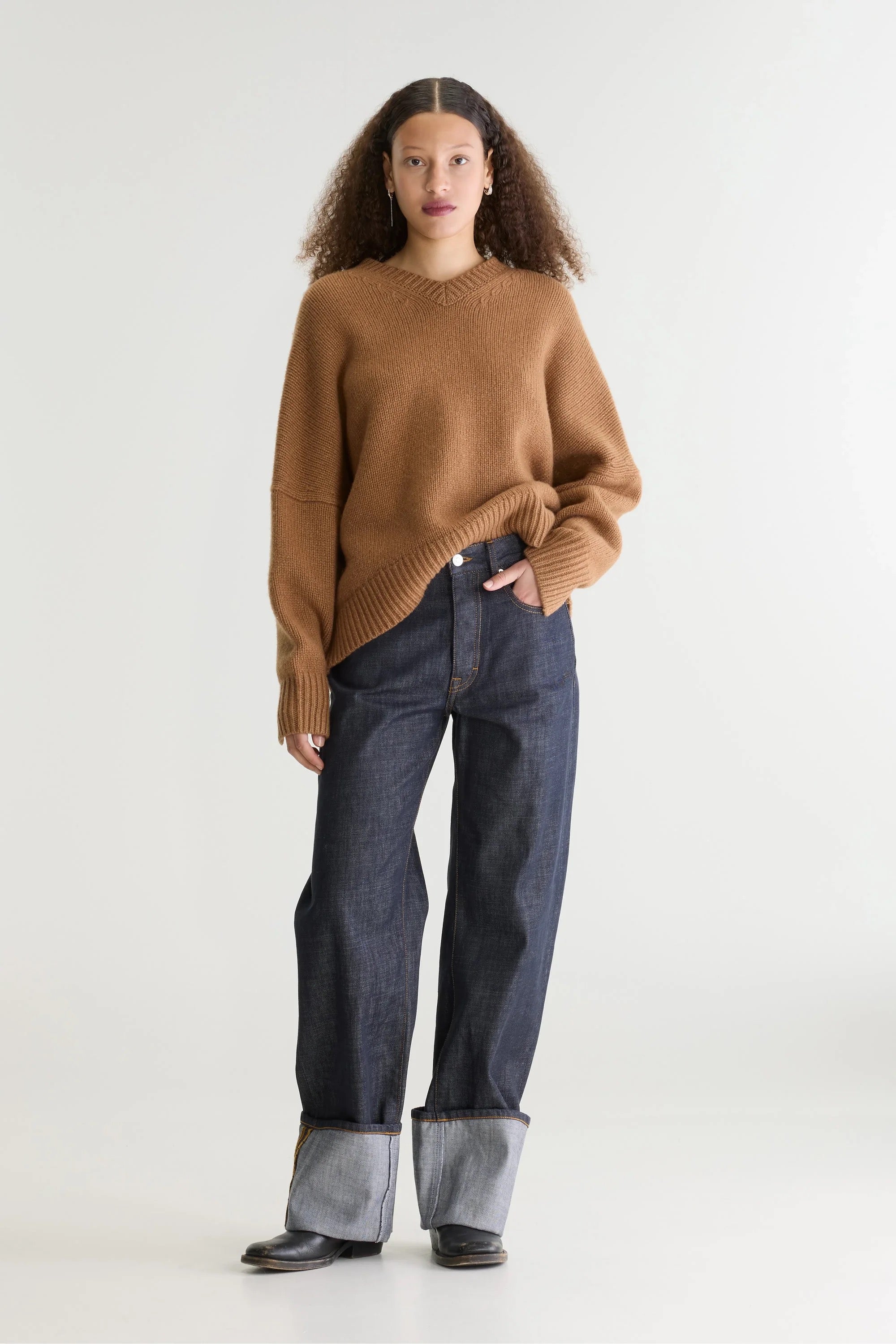 Pull en grosse maille camel col en V Bellerose Amevy -- Bonny Lyon