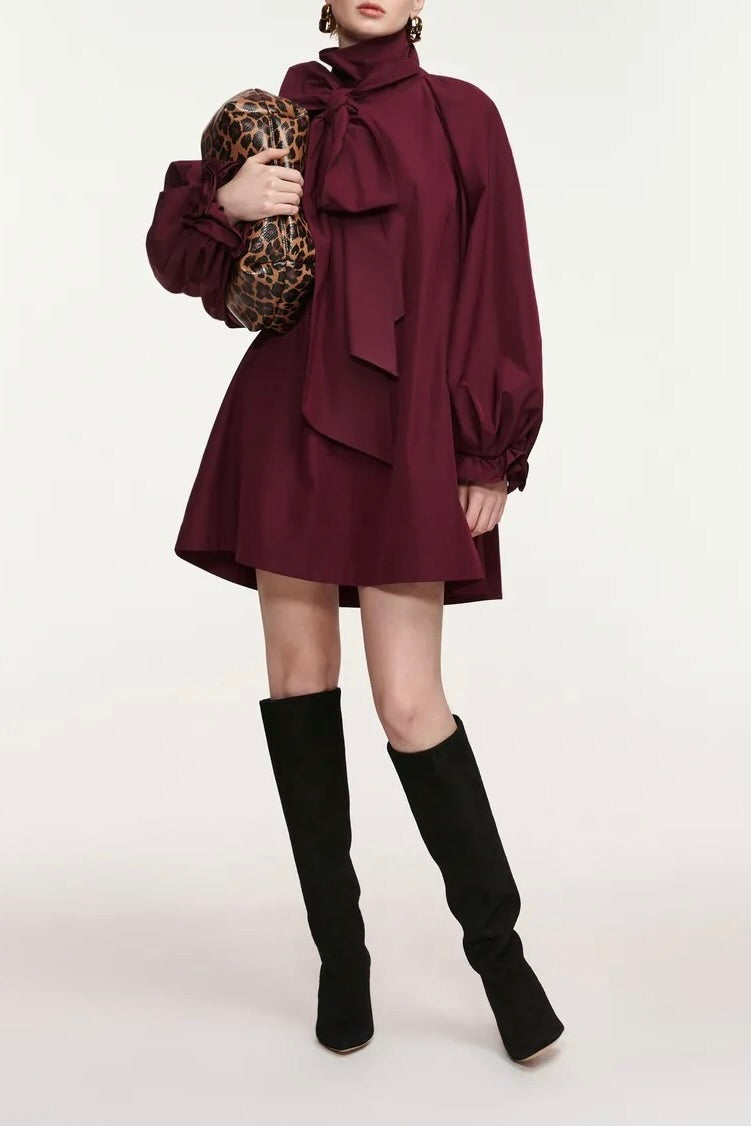 Mini-robe trapèze oversized à enclosure lavallière en taffeta bordeaux Essentiel Antwerp -- Bonny Lyon