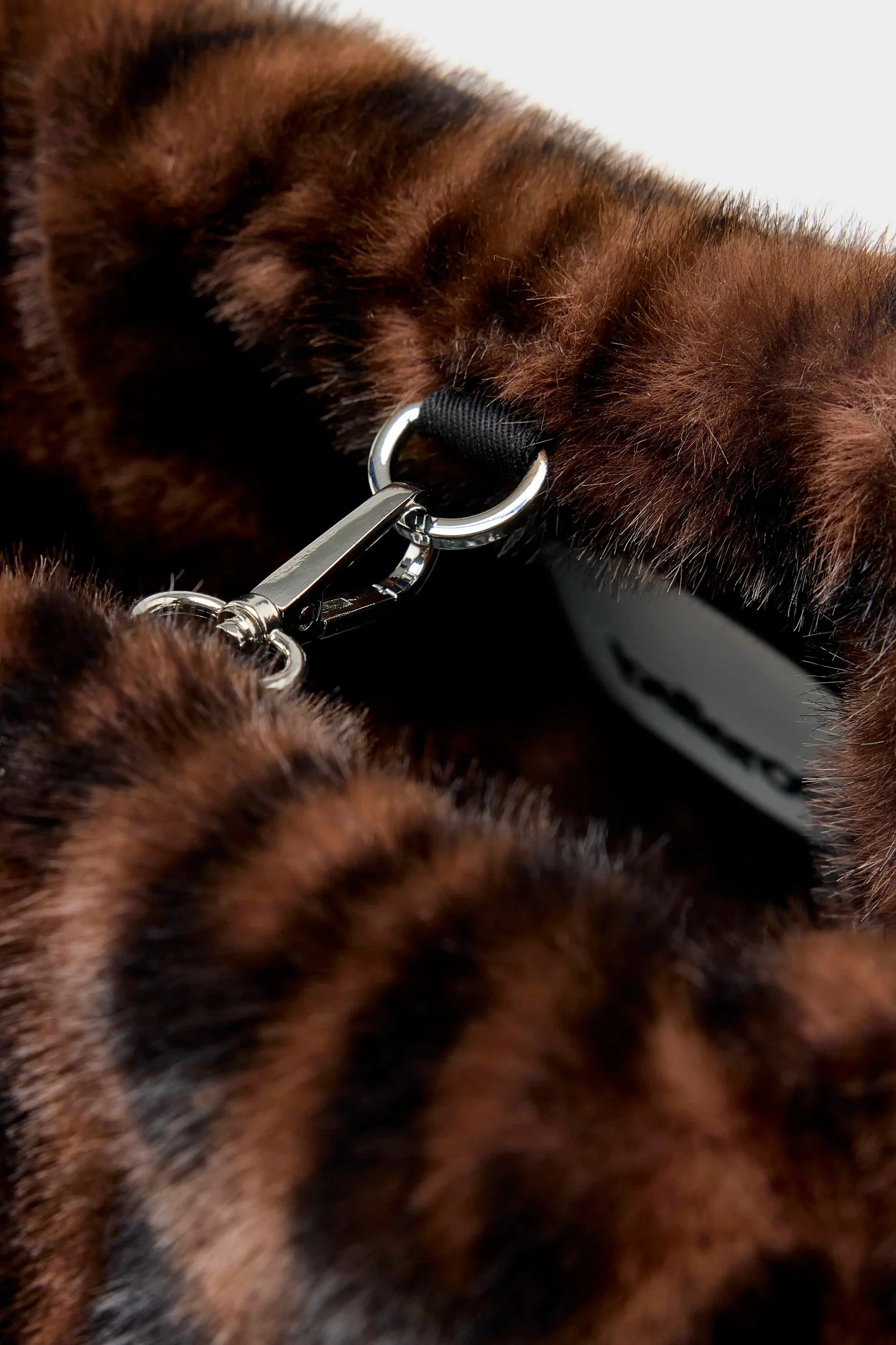 sac en fausse fourrure leopard marron foncé et noir, anse amovible et ajustable Bellerose Jelga -- Bonny Lyon