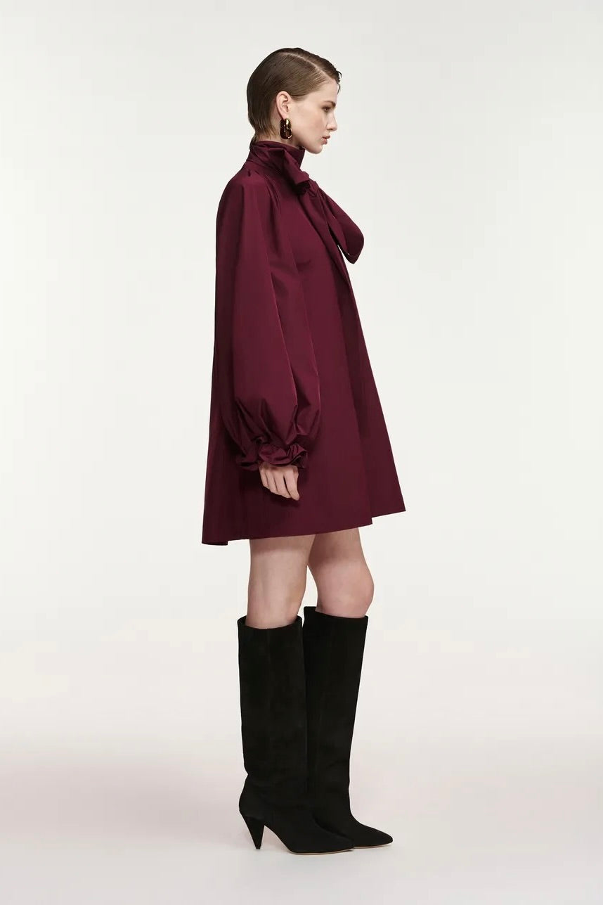 Mini-robe trapèze oversized à enclosure lavallière en taffeta bordeaux Essentiel Antwerp -- Bonny Lyon
