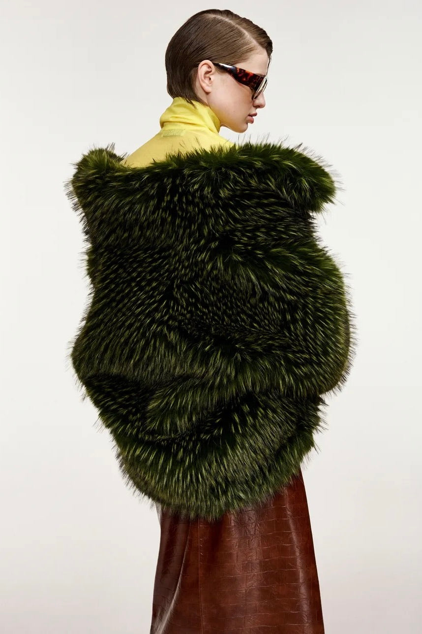 Veste courte en fausse fourrure oversized maxi volumineuse poil long vert Essentiel Antwerp Kastanje -- Bonny Lyon