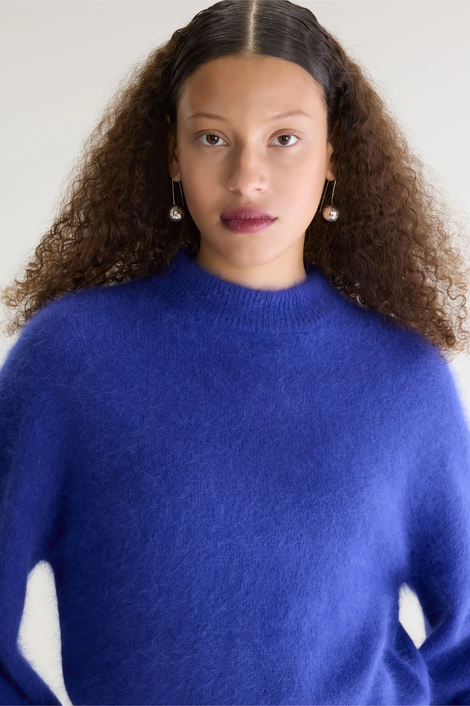 Pull en maille angora duveteuse coupe droite blousante col montant et manches longues évasées Bellerose Dateko Bleu Blueworker -- Bonny Lyon
