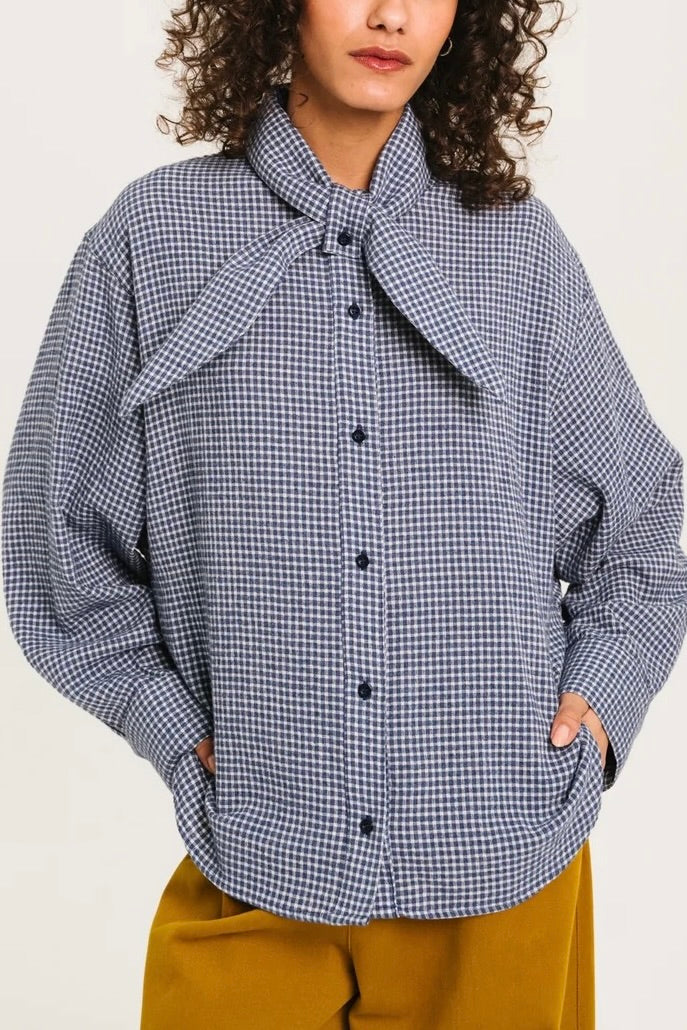 Chemise oversized à carreaux vichy marine et crème foulard nouer à l'encolure Sacré Coeur Drake -- Bonny Lyon