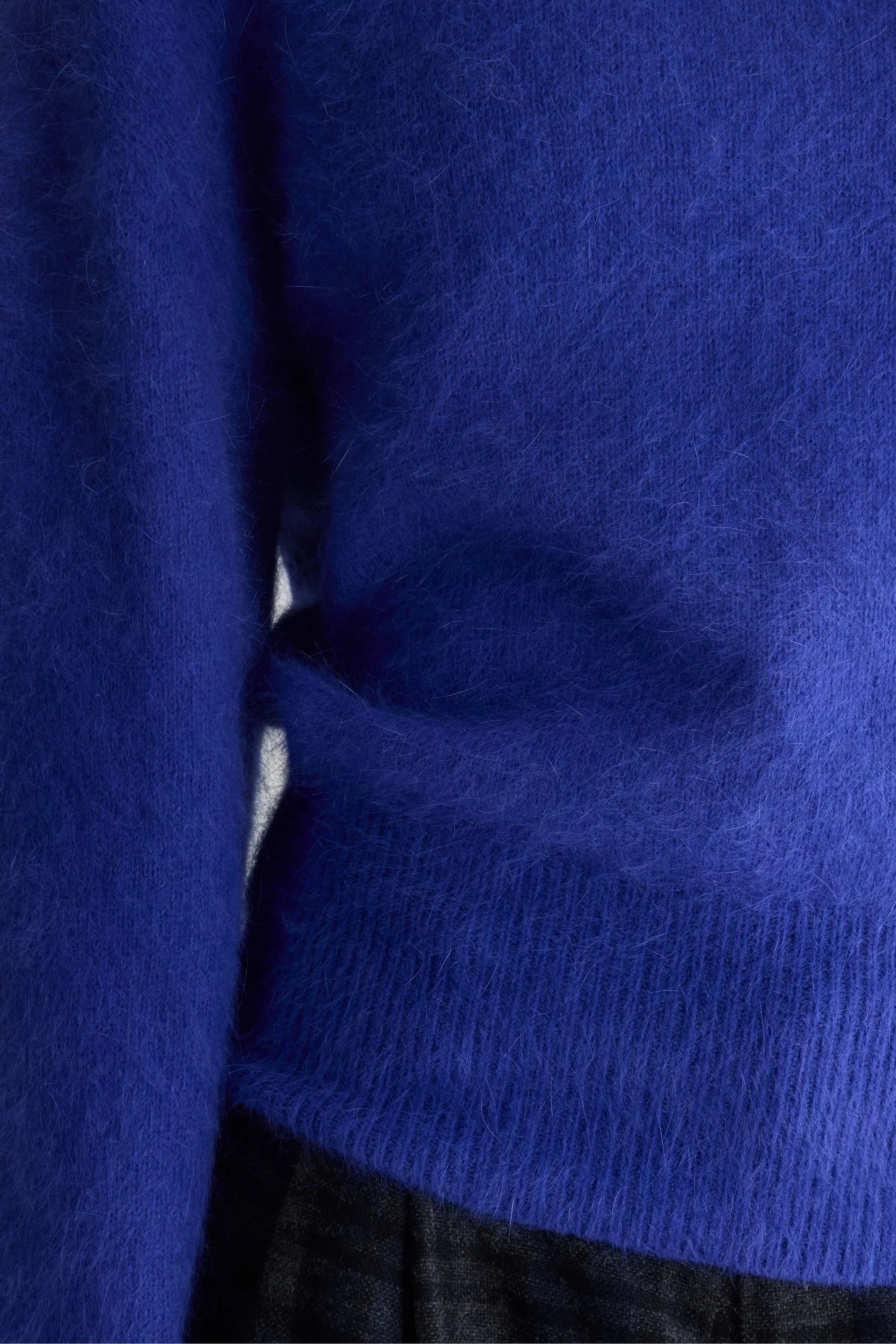 Pull en maille angora duveteuse coupe droite blousante col montant et manches longues évasées Bellerose Dateko Bleu Blueworker -- Bonny Lyon
