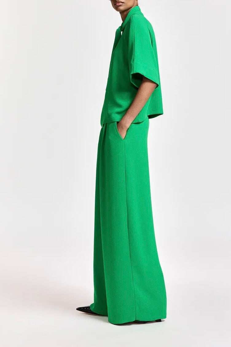 Pantalon tailleur fluide vert vif Kelsea Essentiel Antwerp -- Bonny Lyon