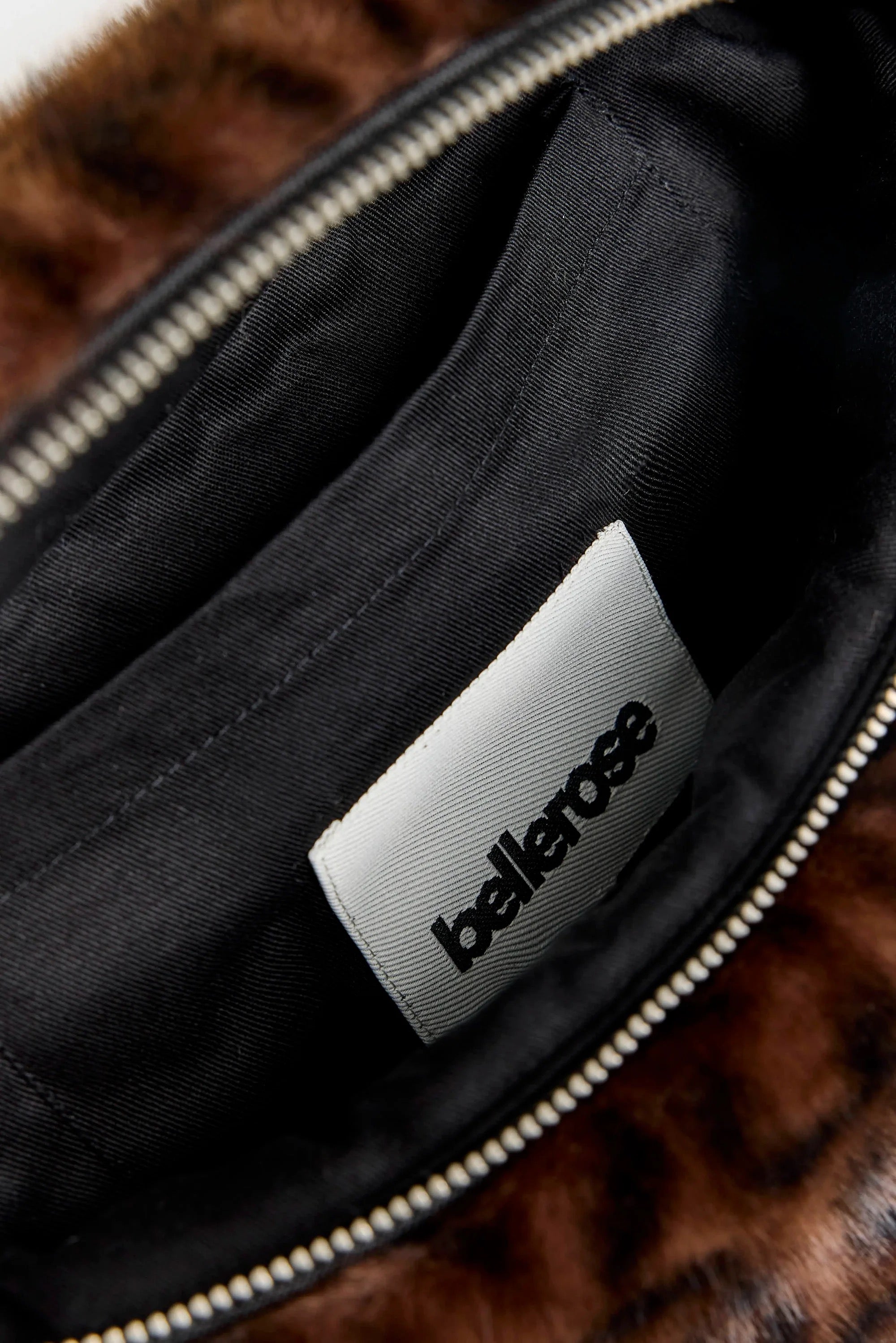 Sac banane manchon en fausse fourrure leopard marron foncé et noir, anse ajustable Bellerose Joswell -- Bonny Lyon