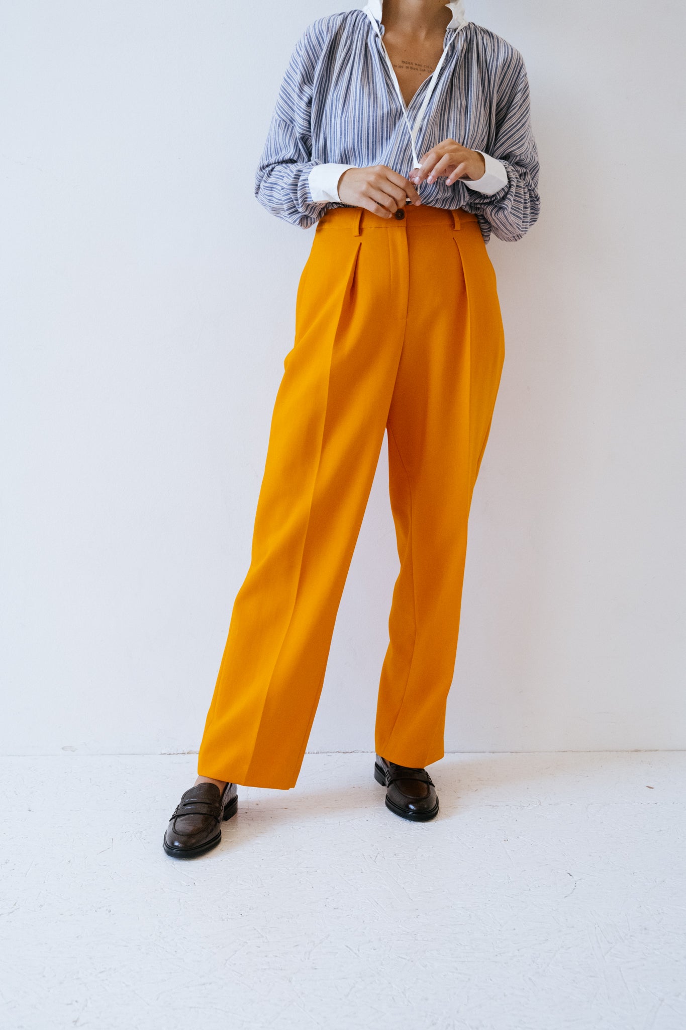 pantalon coupe droite ample taille haute plis à la taille Urban Daily Mango orange Alysi Bonny Lyon