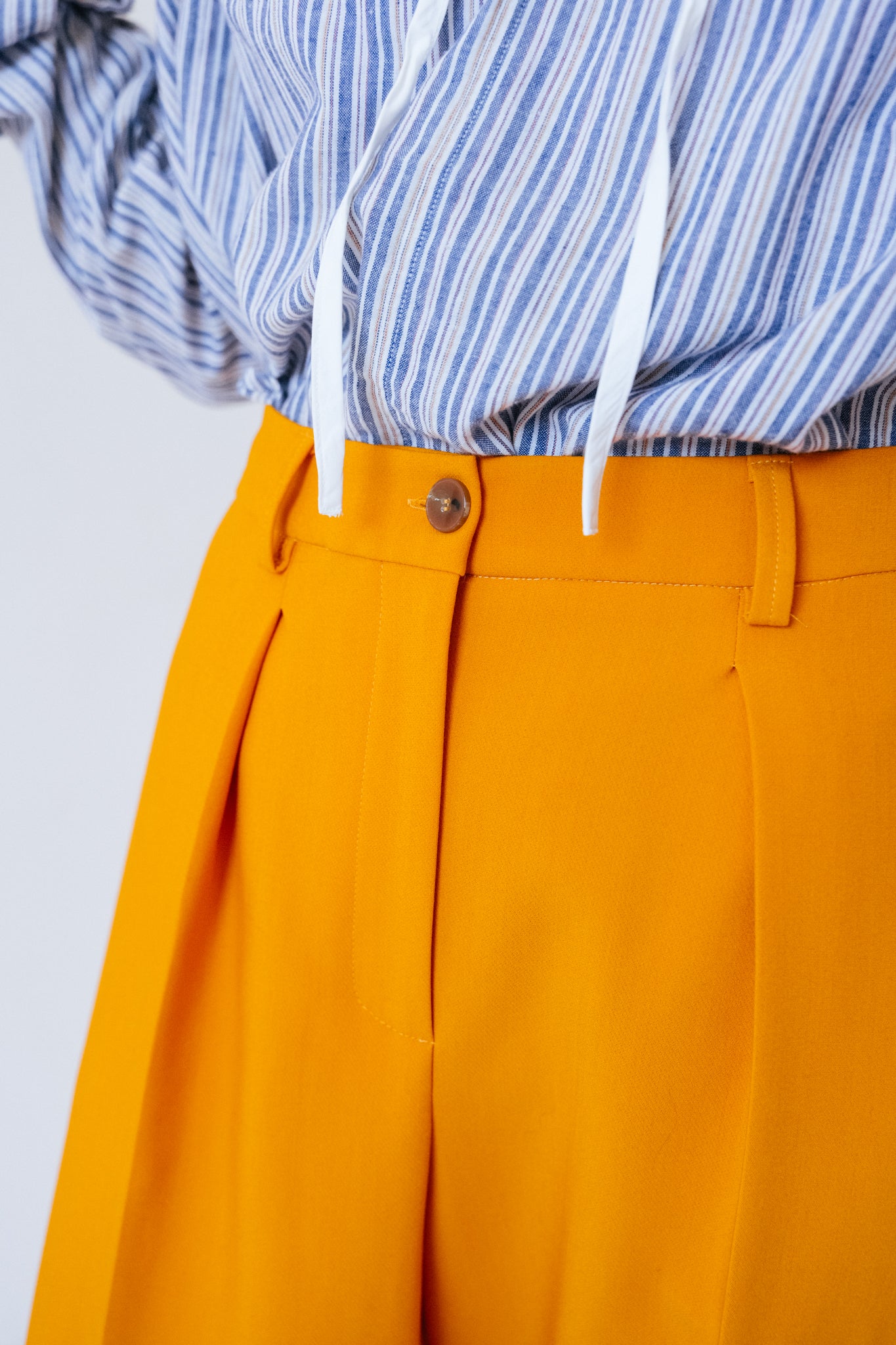 pantalon coupe droite ample taille haute plis à la taille Urban Daily Mango orange Alysi Bonny Lyon
