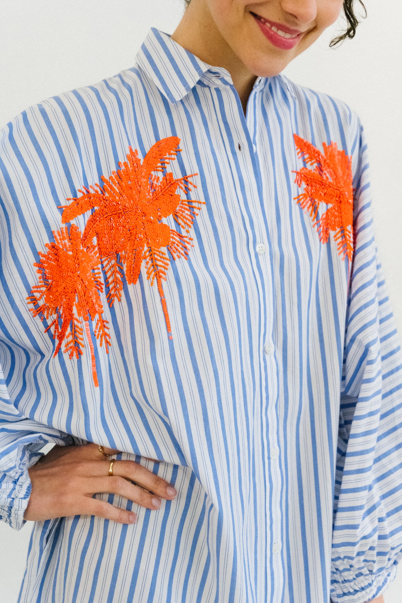 robe chemise courte fines rayures bleues broderie perles et paillettes palmiers orange Essentiel Antwerp Bonny Lyon