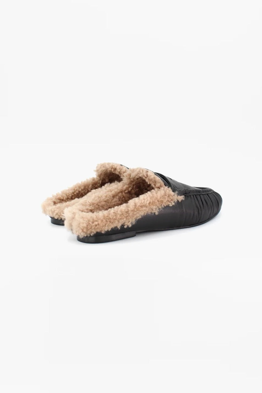 Mules en cuir noir plissé intérieur fourée sherling crème Toral Piper -- Bonny Lyon 