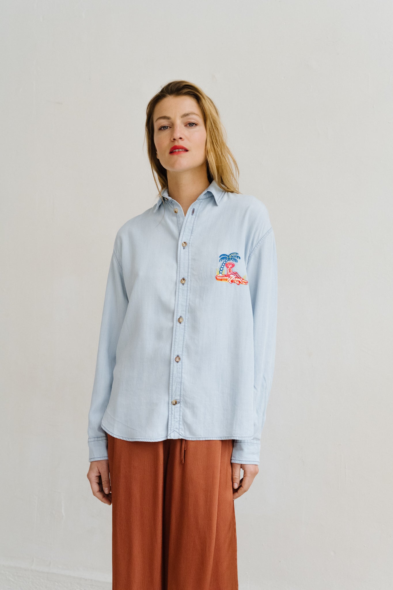 Chemise en tencel style denim coupe droite fluide avec broderie à la poitrine Maria Dundee Sacré Coeur Lyon Bonny