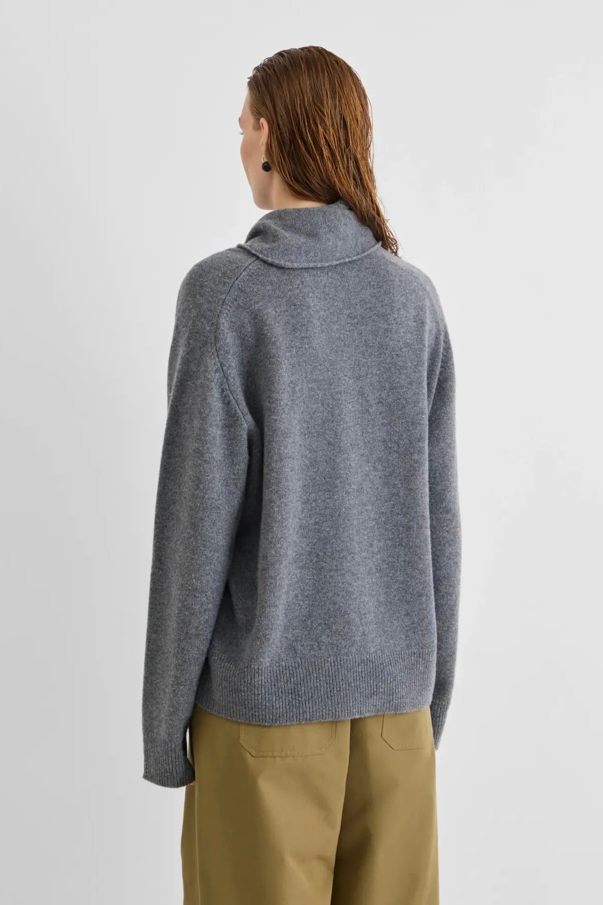 pull en laine gris col V avec écharpe intégrée coupe oversized Rouge Edit Roukate -- Bonny Lyon 