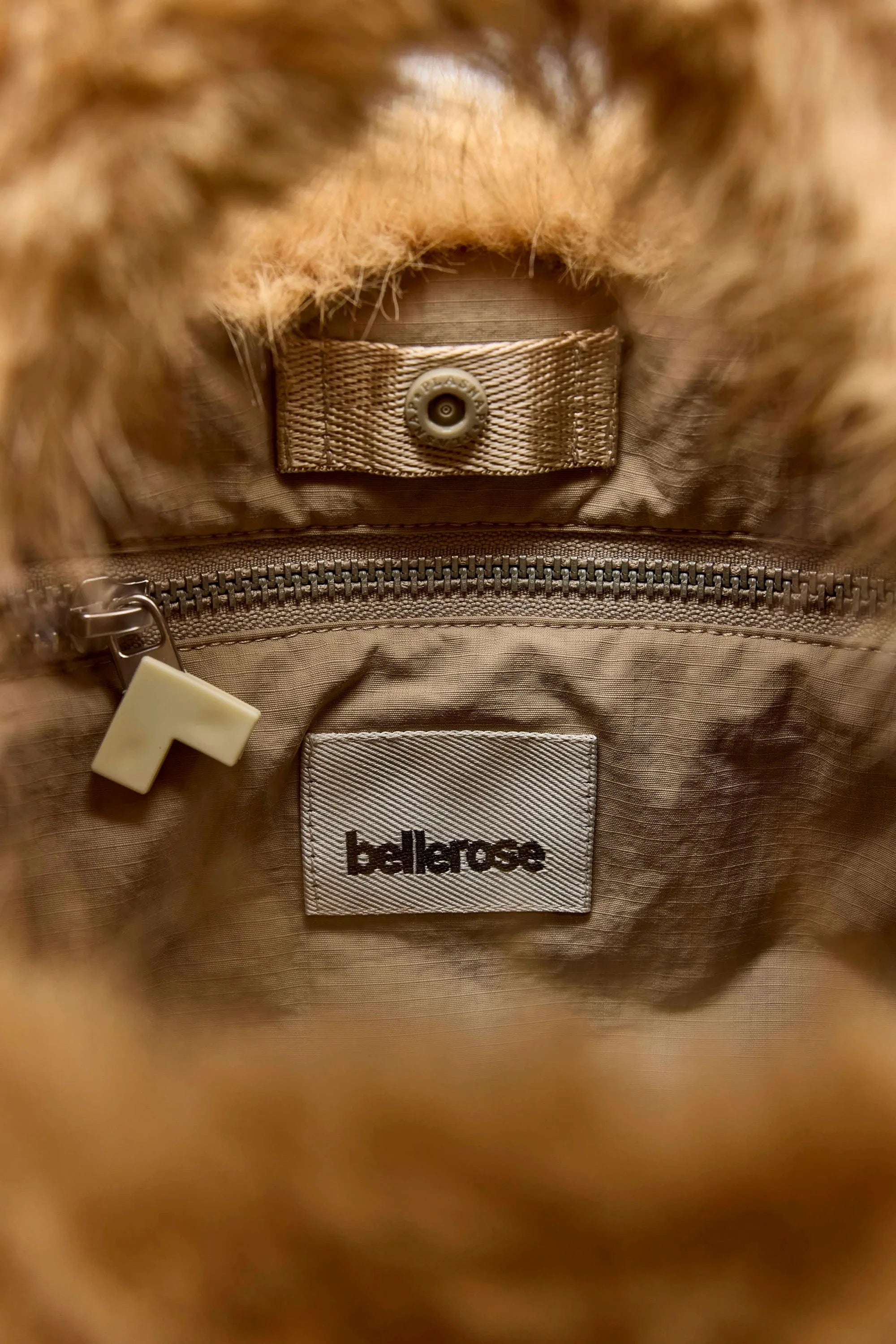 petit sac en fausse fourrure poil long camel, anse amovible et ajustable Bellerose Hochet -- Bonny Lyon 