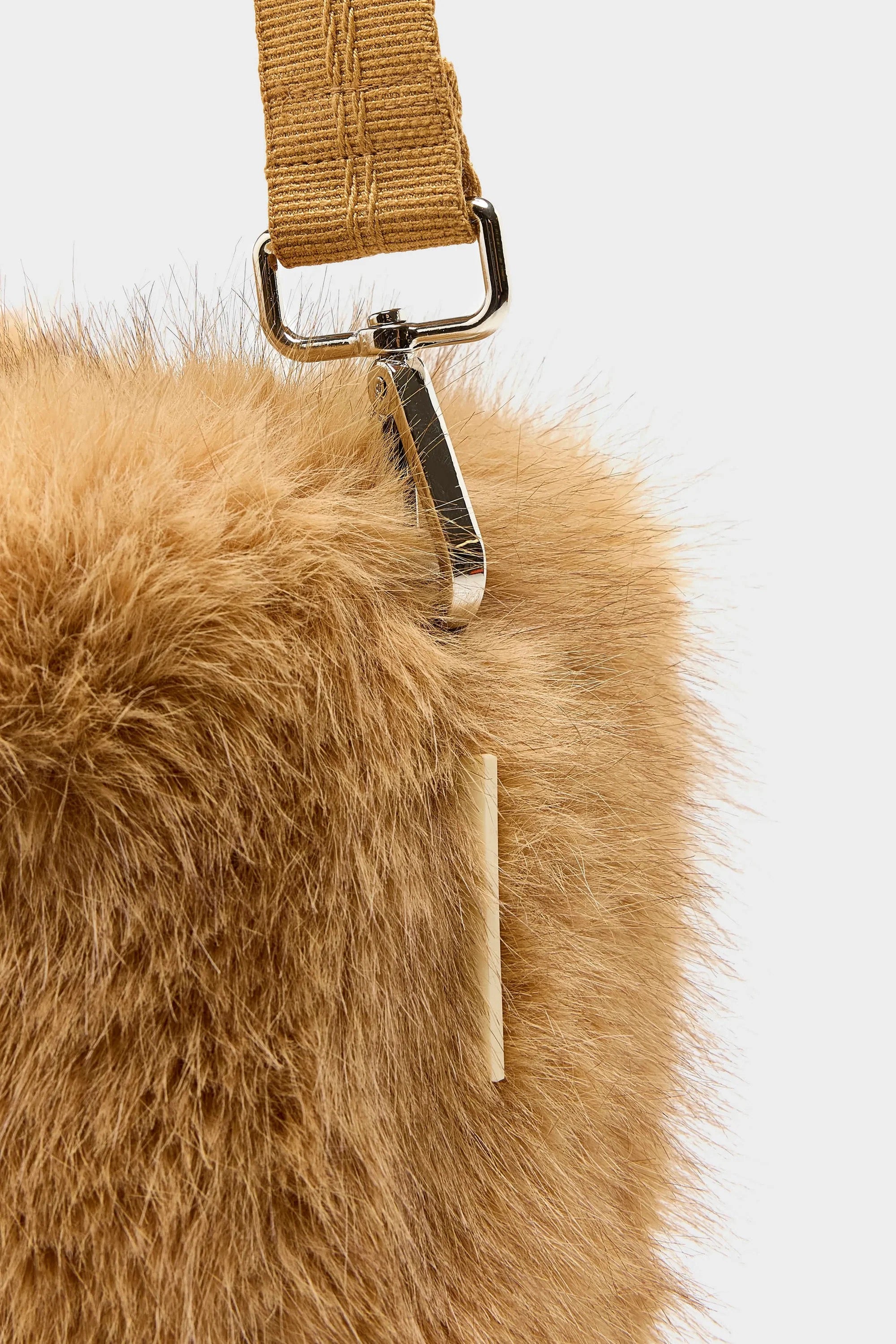 petit sac en fausse fourrure poil long camel, anse amovible et ajustable Bellerose Hochet -- Bonny Lyon 