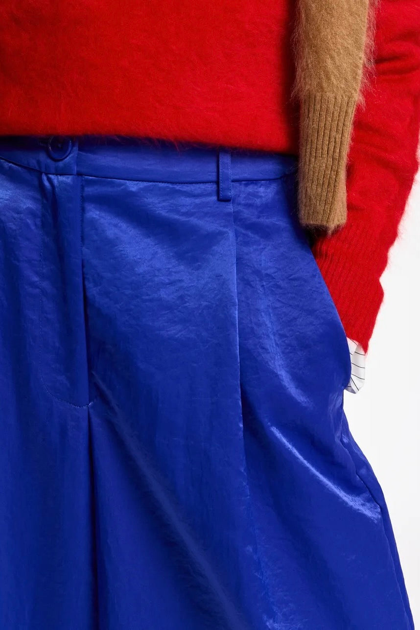 pantalon a jambes larges bleu cobalt taille haute tissu satiné Essentiel Antwerp Karmen -- Bonny Lyon 