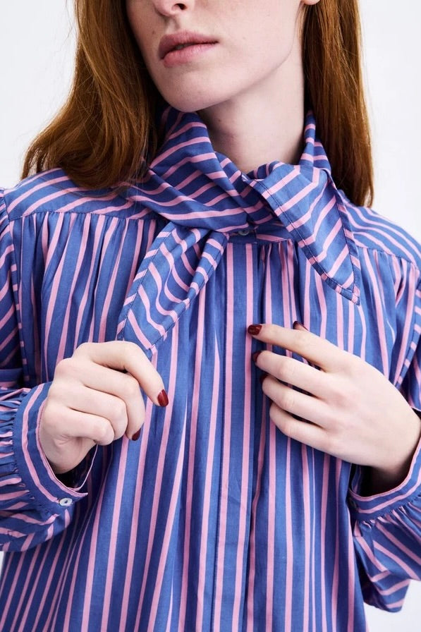 Blouse ample à rayures bleu et rose bandana à nouer au cou type lavallière Frnch Guri -- Bonny Lyon 