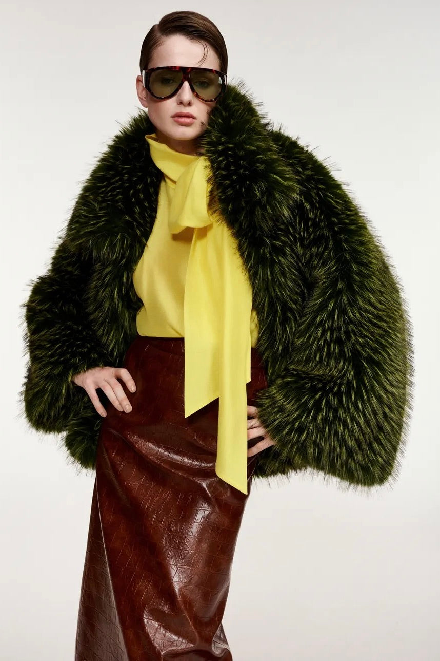Veste courte en fausse fourrure oversized maxi volumineuse poil long vert Essentiel Antwerp Kastanje -- Bonny Lyon 