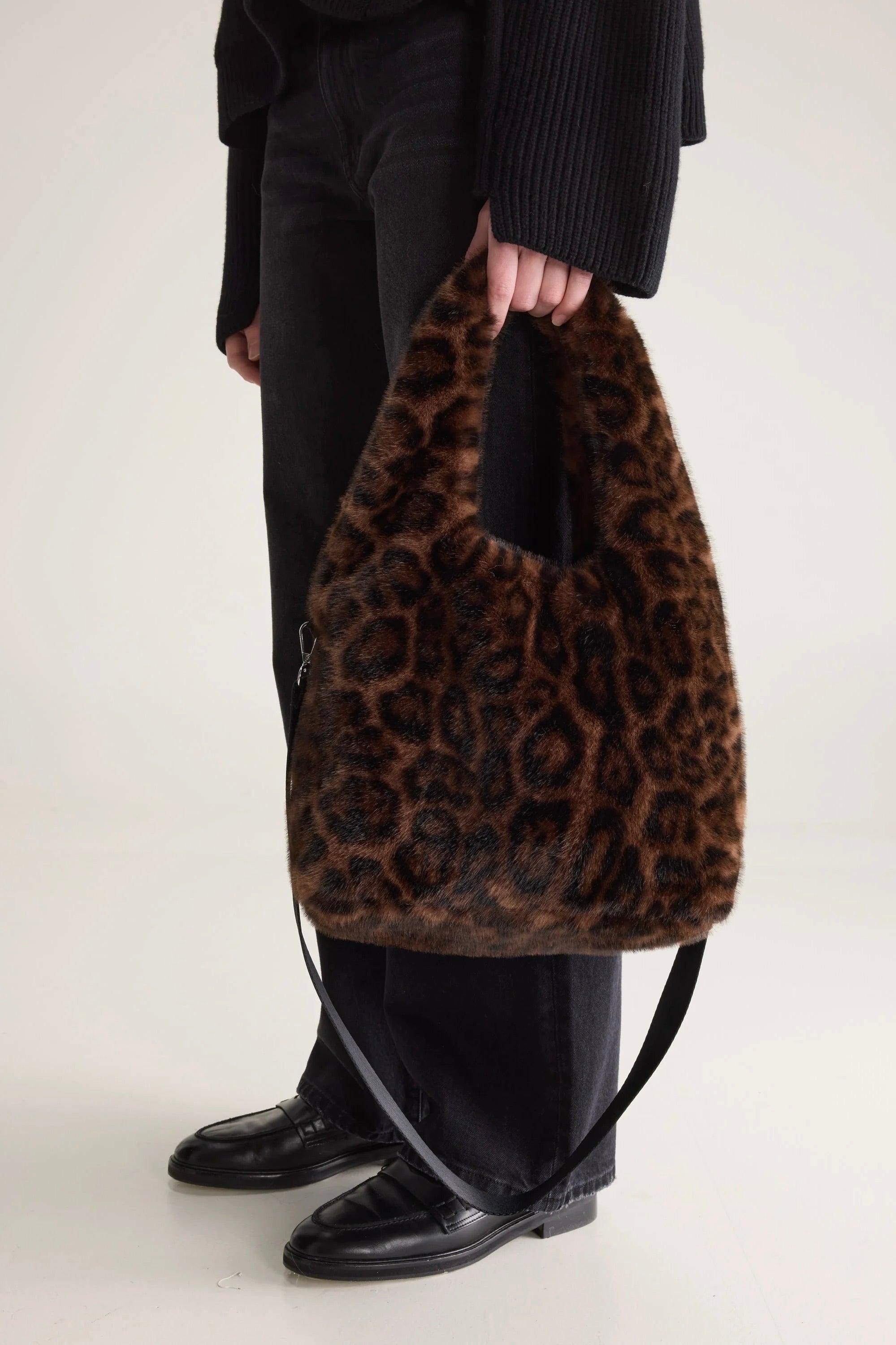 sac en fausse fourrure leopard marron foncé et noir, anse amovible et ajustable Bellerose Jelga -- Bonny Lyon 