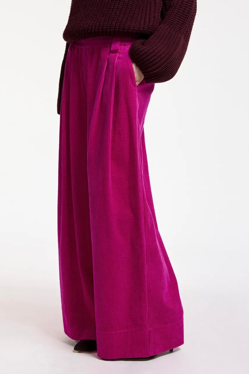 Pantalon large en velours côtelé rose magenta Essentiel Antwerp Kitch -- Bonny Lyon 