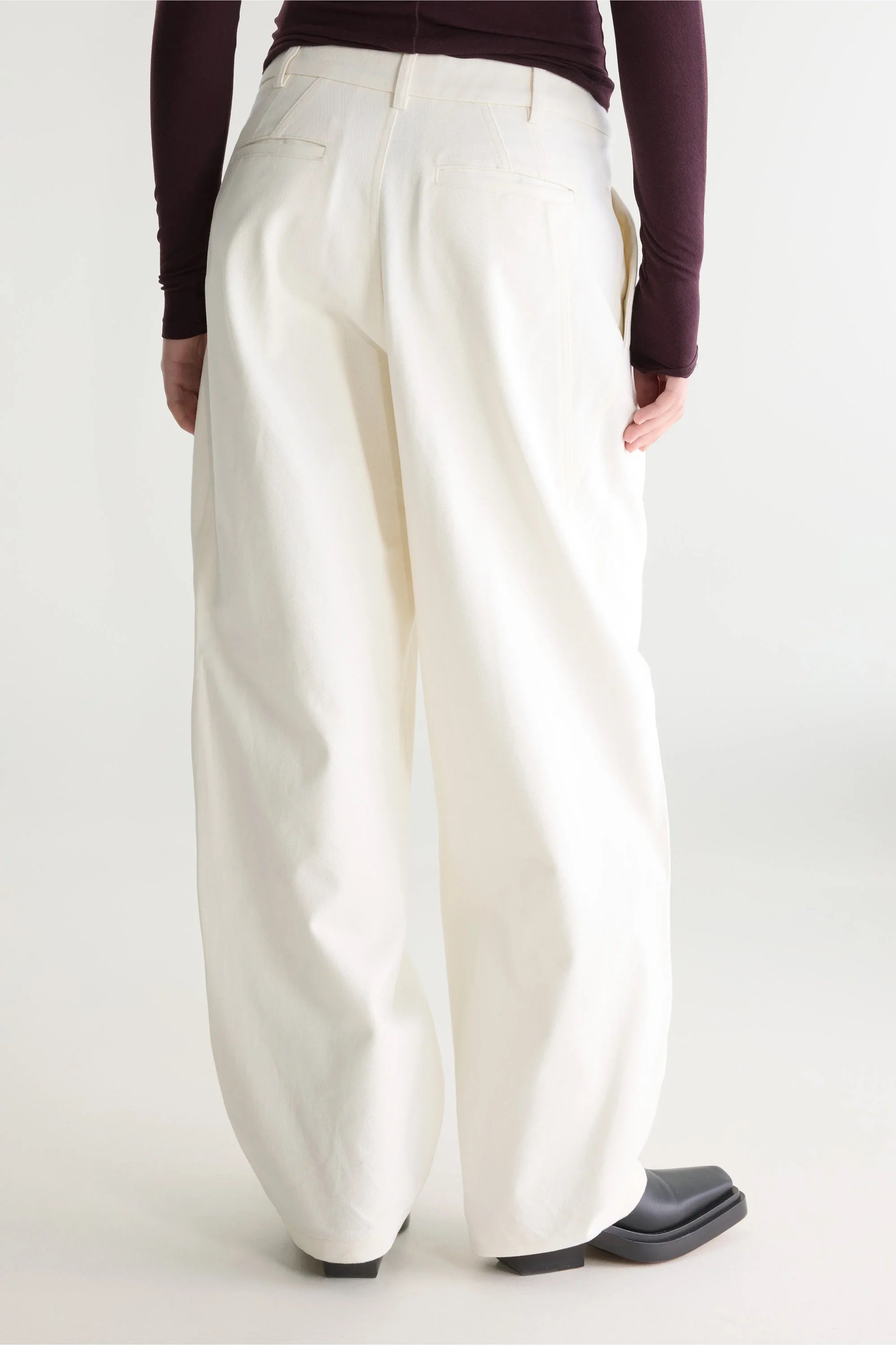 Pantalon tailleur arge coupe fuselée barrel ecru Bellerose Jimi -- Bonny Lyon 