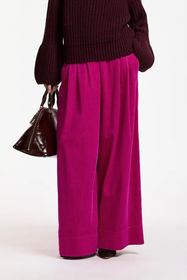 Pantalon large en velours côtelé rose magenta Essentiel Antwerp Kitch -- Bonny Lyon 