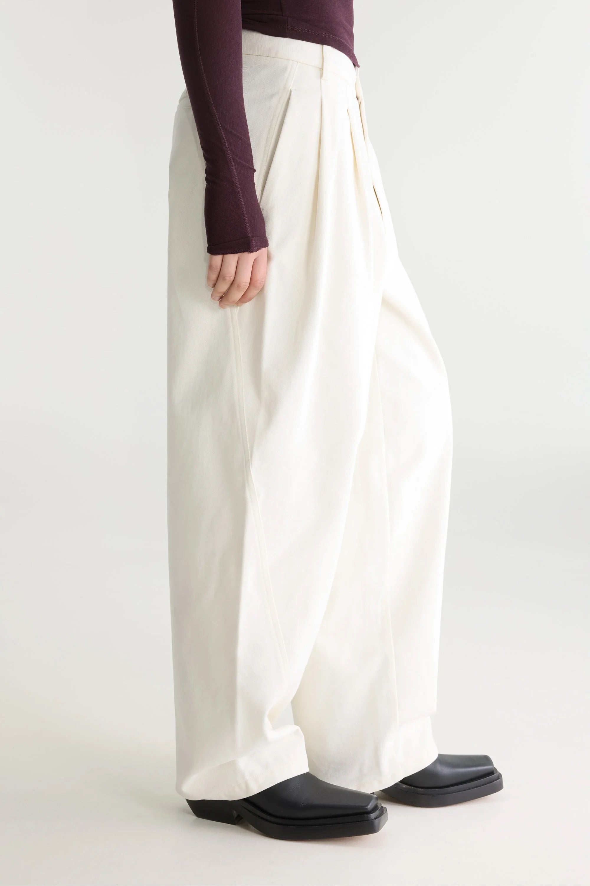 Pantalon tailleur arge coupe fuselée barrel ecru Bellerose Jimi -- Bonny Lyon 