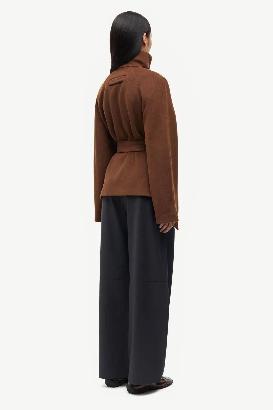 Veste courte en drap de laine marron cognac col montant ceinture Veste Sagia Sasmøe -- Bonny Lyon 