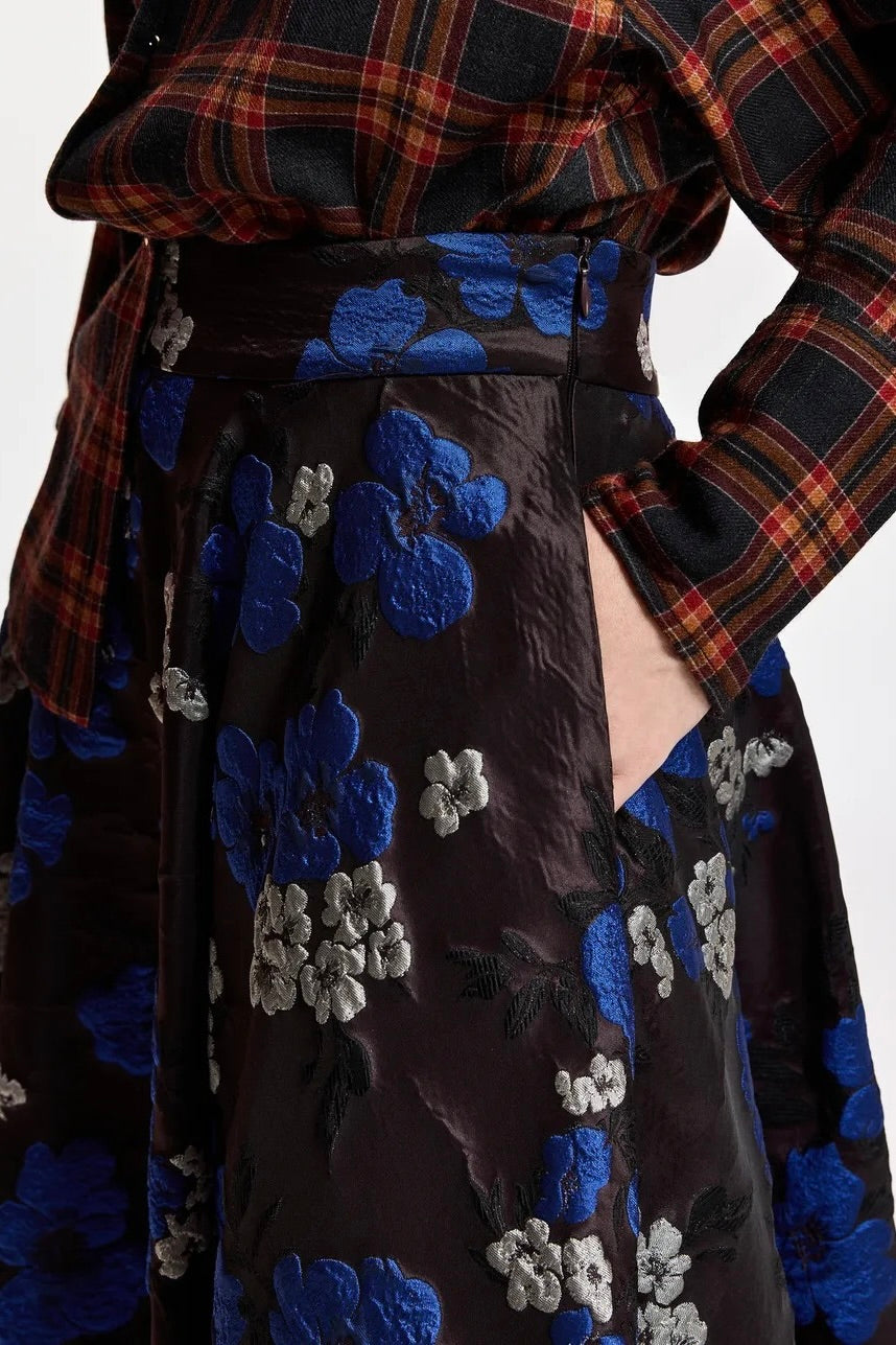 Jupe cercle mi-longue en jacquard fleuri bordeaux foncé, bleu cobalt et blanc cassé Essentiel Antwerp Kathyanne -- Bonny Lyon 