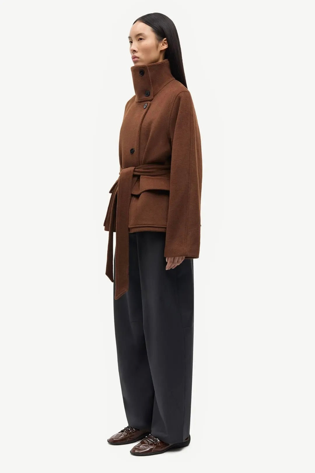 Veste courte en drap de laine marron cognac col montant ceinture Veste Sagia Sasmøe -- Bonny Lyon 