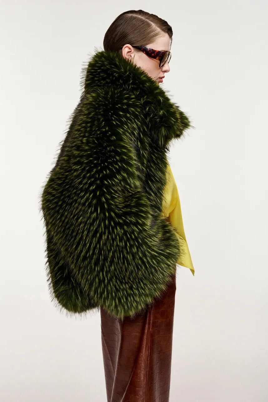 Veste courte en fausse fourrure oversized maxi volumineuse poil long vert Essentiel Antwerp Kastanje -- Bonny Lyon 