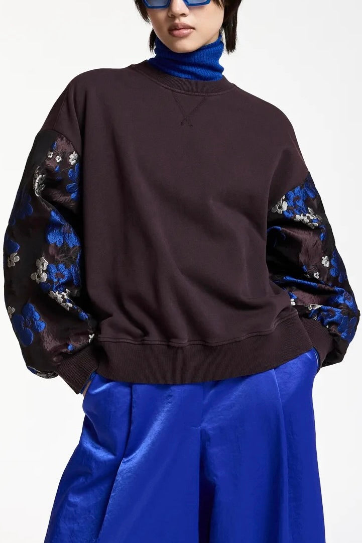 Sweatshirt aux manches en jacquard fleuri fond bordeaux foncé, bleu cobalt et écru coupe oversized, assorti à la jupe Kathyanne Essentiel Antwerp Kueer -- Bonny Lyon 