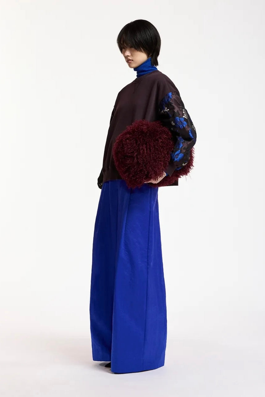 Sweatshirt aux manches en jacquard fleuri fond bordeaux foncé, bleu cobalt et écru coupe oversized, assorti à la jupe Kathyanne Essentiel Antwerp Kueer -- Bonny Lyon 