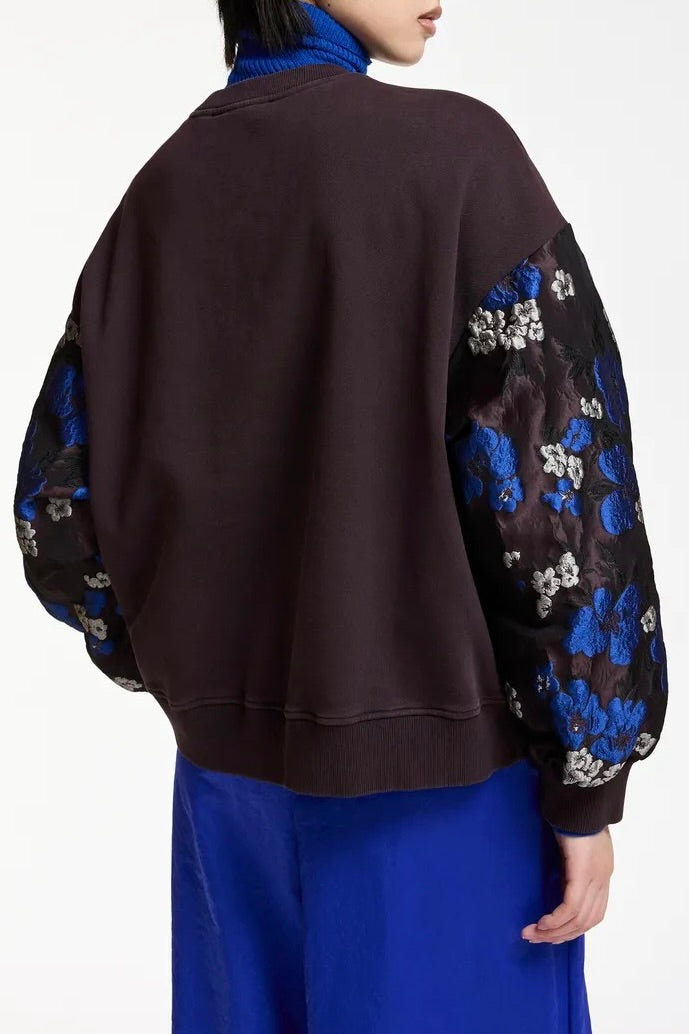 Sweatshirt aux manches en jacquard fleuri fond bordeaux foncé, bleu cobalt et écru coupe oversized, assorti à la jupe Kathyanne Essentiel Antwerp Kueer -- Bonny Lyon 
