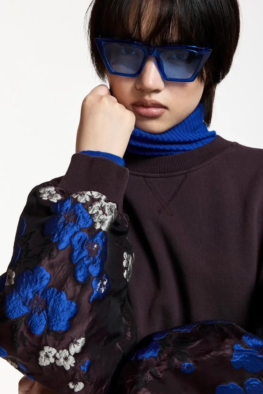 Sweatshirt aux manches en jacquard fleuri fond bordeaux foncé, bleu cobalt et écru coupe oversized, assorti à la jupe Kathyanne Essentiel Antwerp Kueer -- Bonny Lyon 