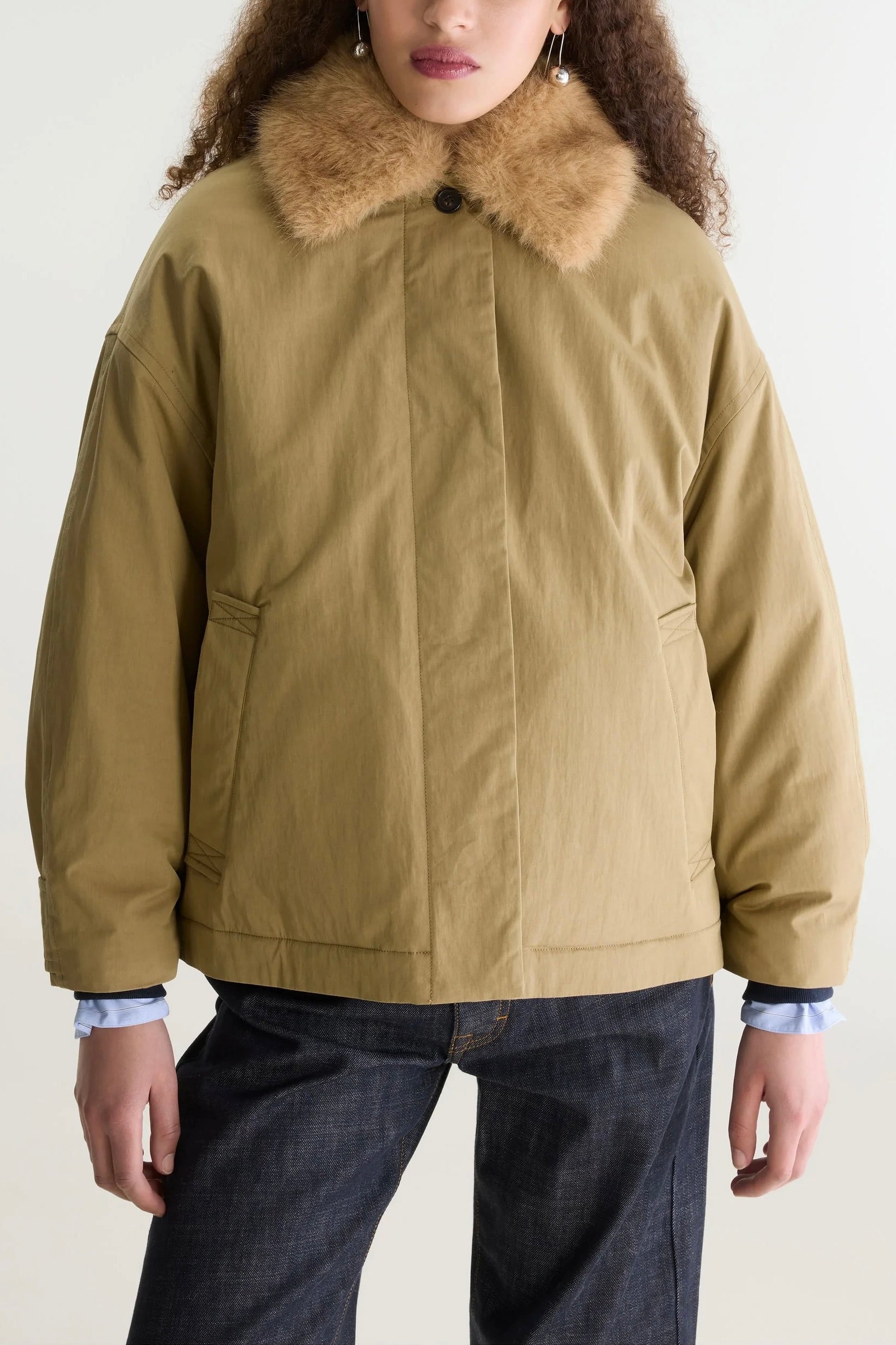 Veste courte coupe boxy coloris camel/kaki col en fausse fourrure amovible entièrement doublée de fausse fourrure Bellerose Hilma -- Bonny Lyon 
