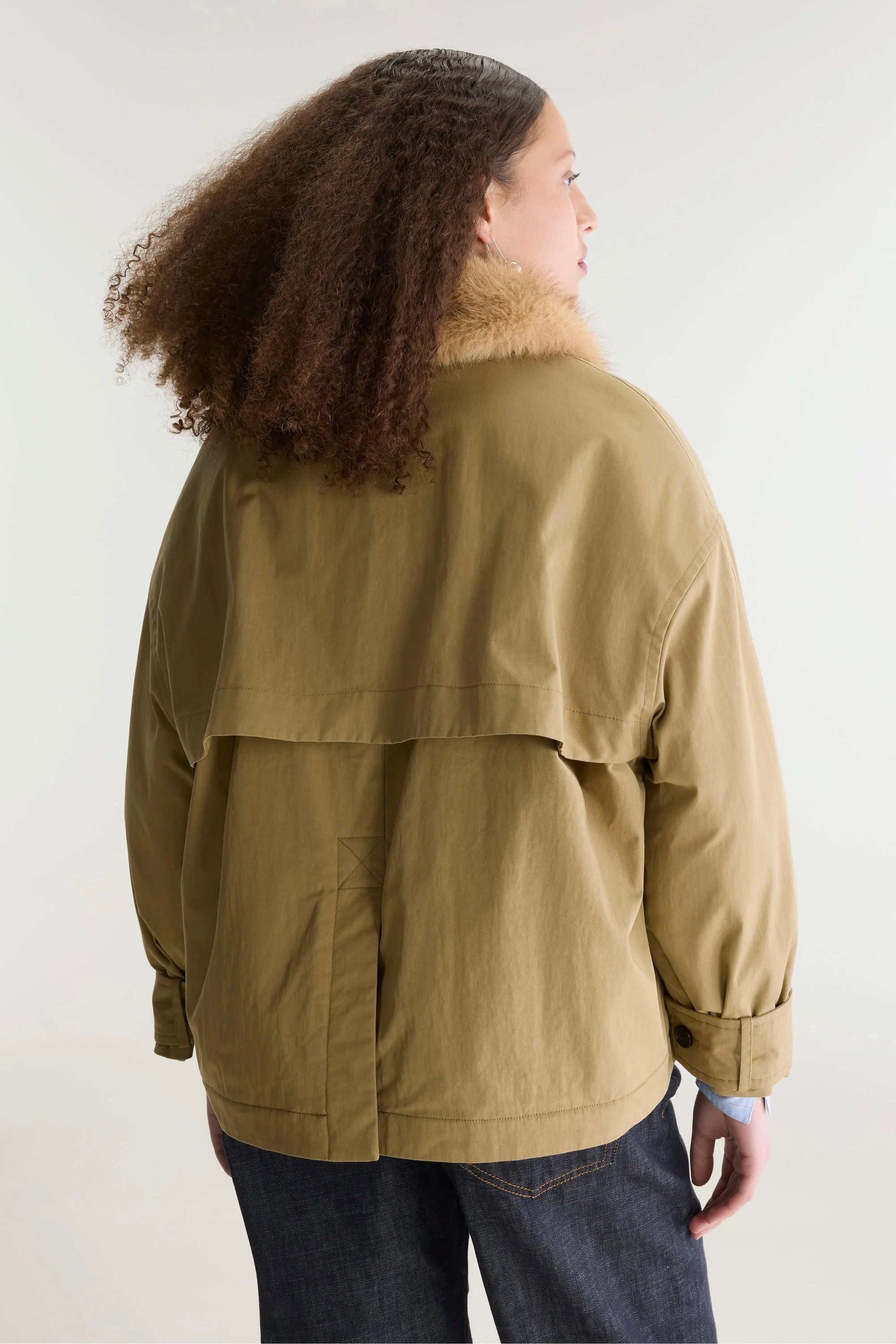 Veste courte coupe boxy coloris camel/kaki col en fausse fourrure amovible entièrement doublée de fausse fourrure Bellerose Hilma -- Bonny Lyon 