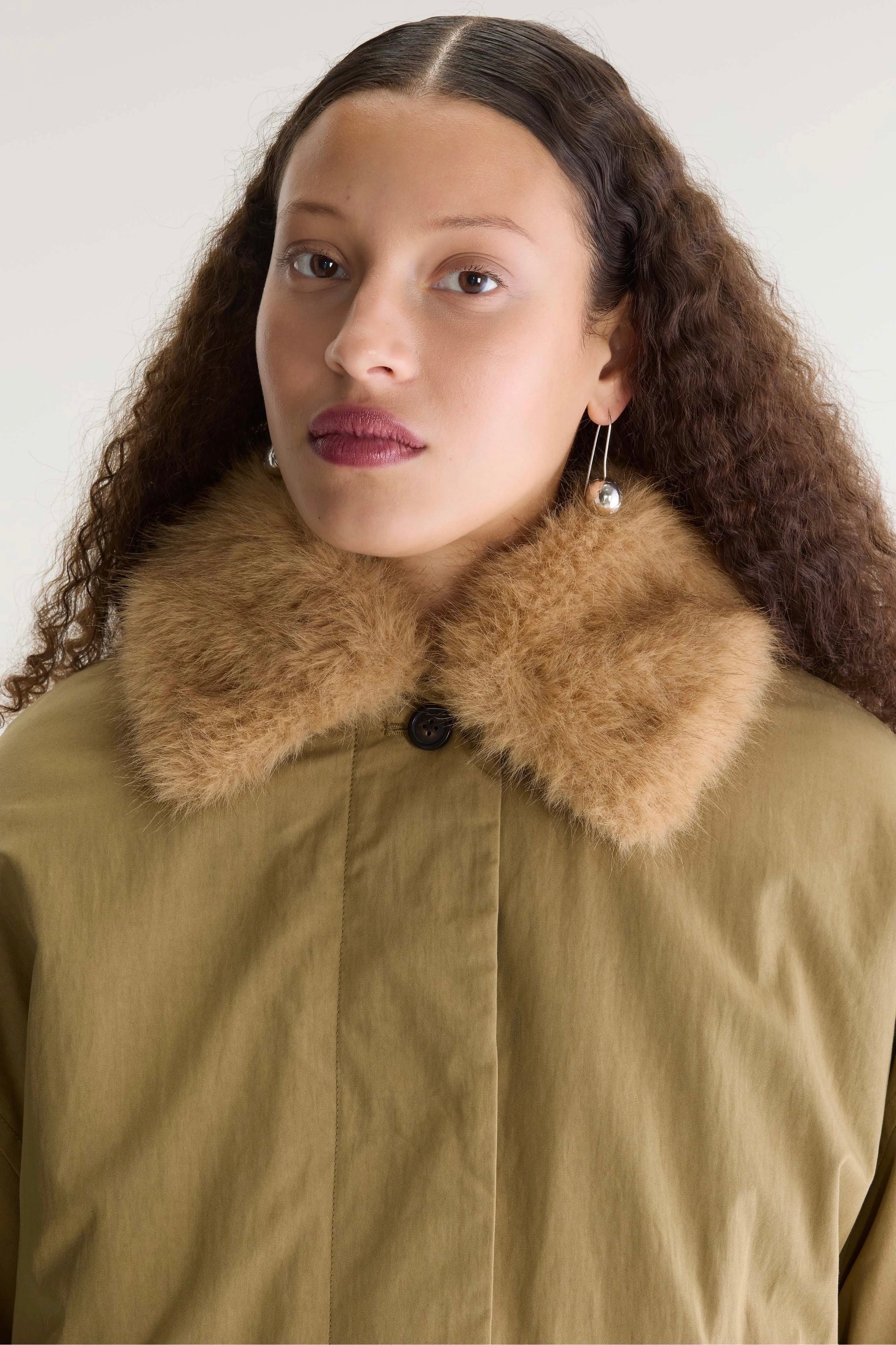 Veste courte coupe boxy coloris camel/kaki col en fausse fourrure amovible entièrement doublée de fausse fourrure Bellerose Hilma -- Bonny Lyon 