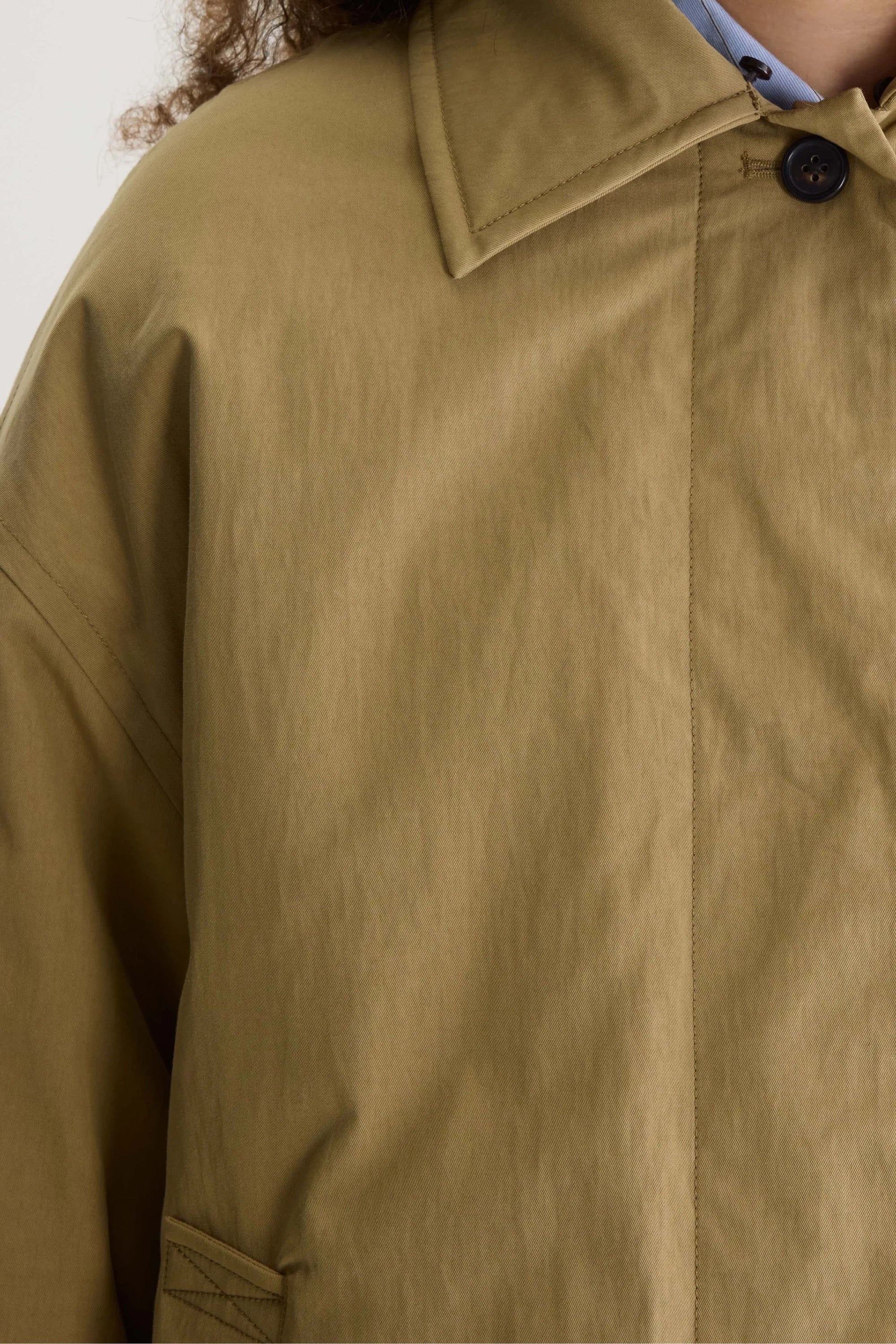 Veste courte coupe boxy coloris camel/kaki col en fausse fourrure amovible entièrement doublée de fausse fourrure Bellerose Hilma -- Bonny Lyon 