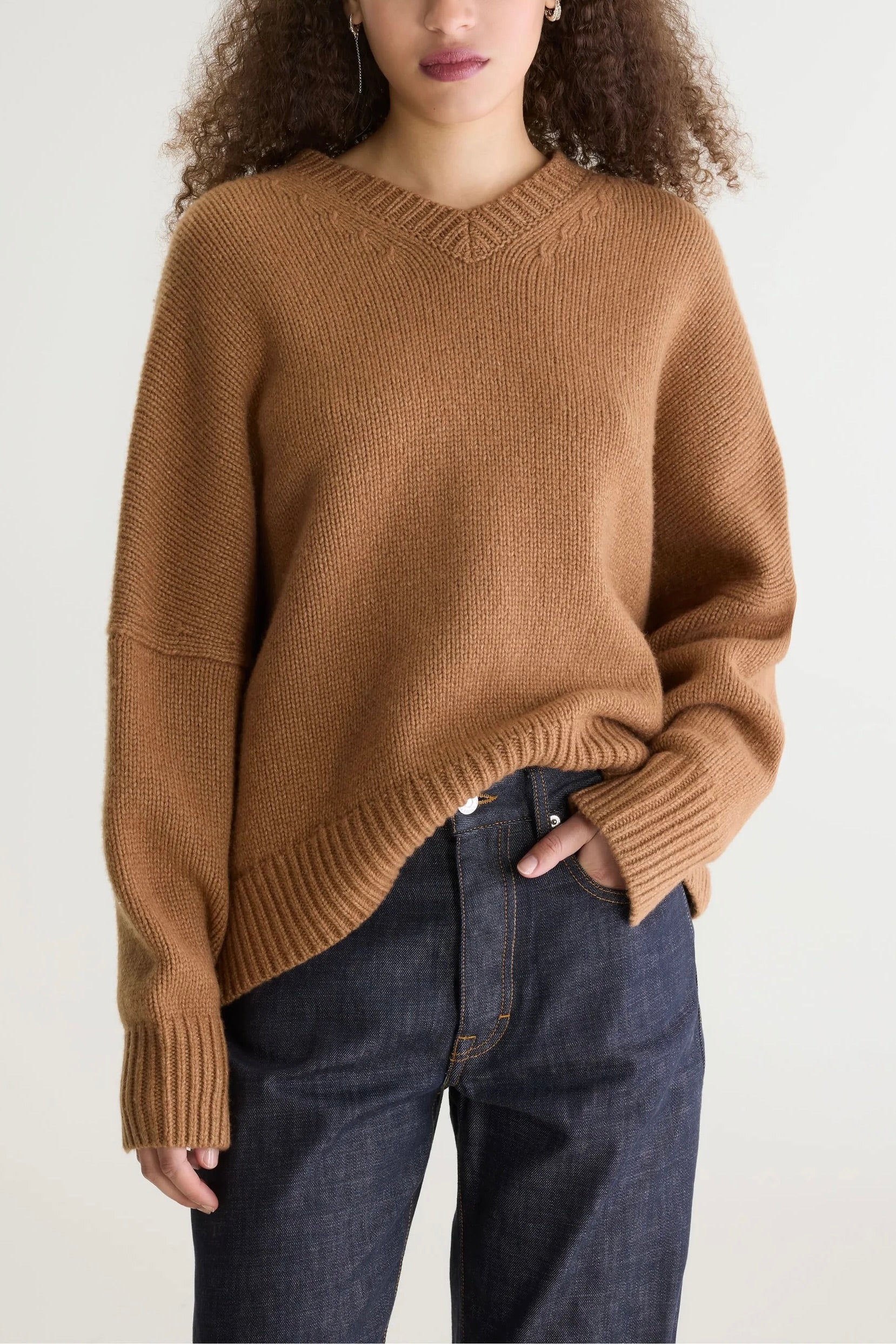Pull en grosse maille camel col en V Bellerose Amevy -- Bonny Lyon 